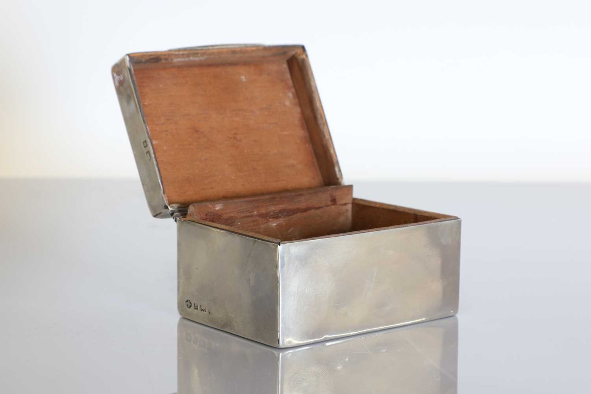 An Art Nouveau silver cigarette box, - Bild 2 aus 4