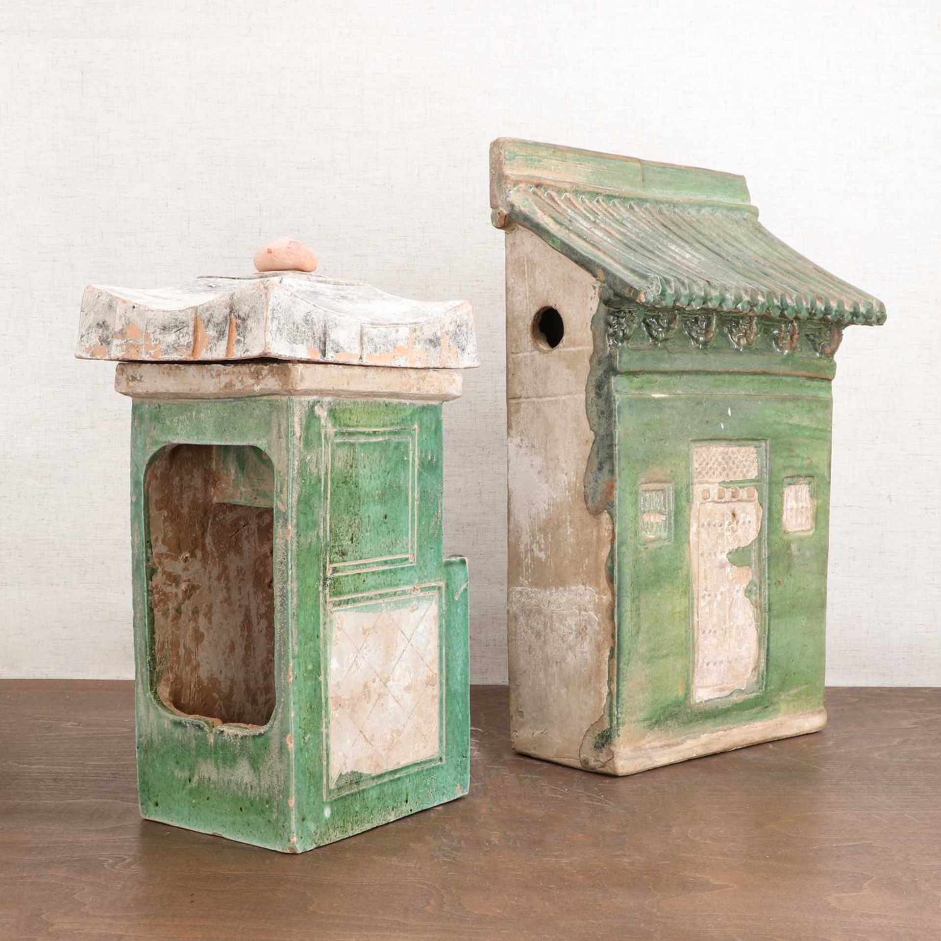 A Chinese earthenware model of a house, - Bild 2 aus 3