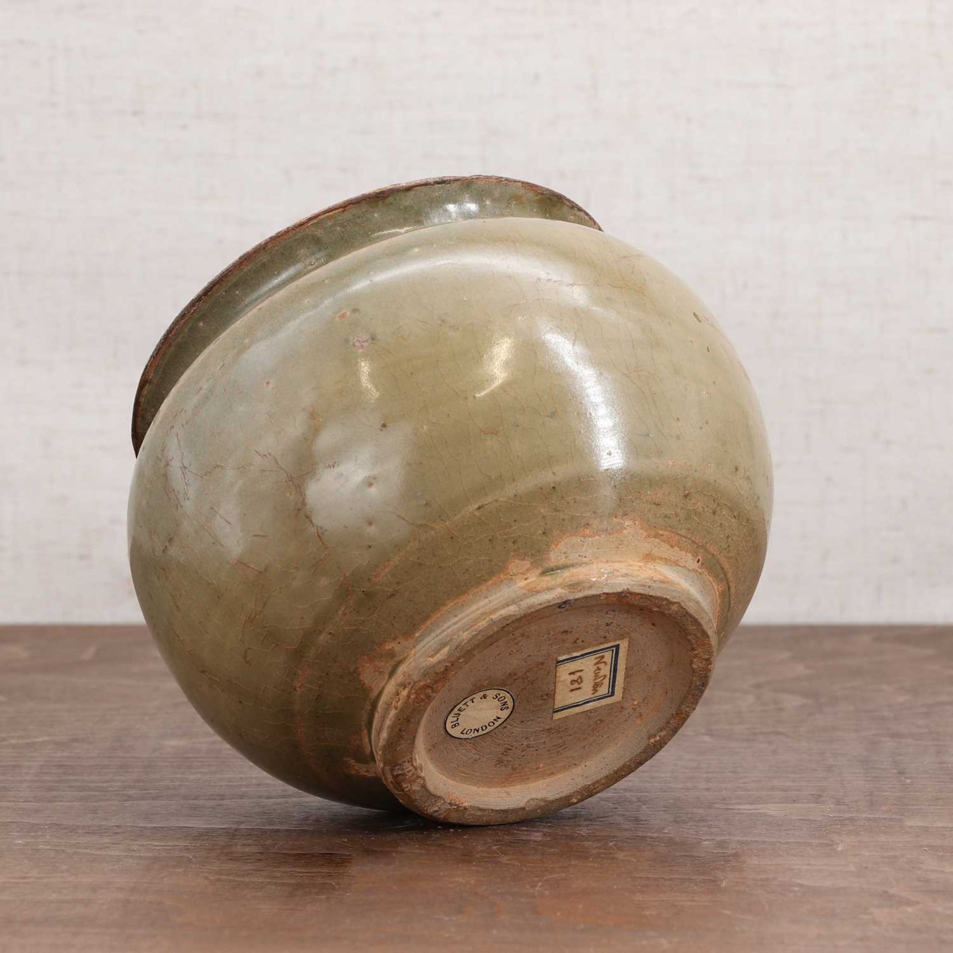A Chinese celadon jar, - Bild 4 aus 5