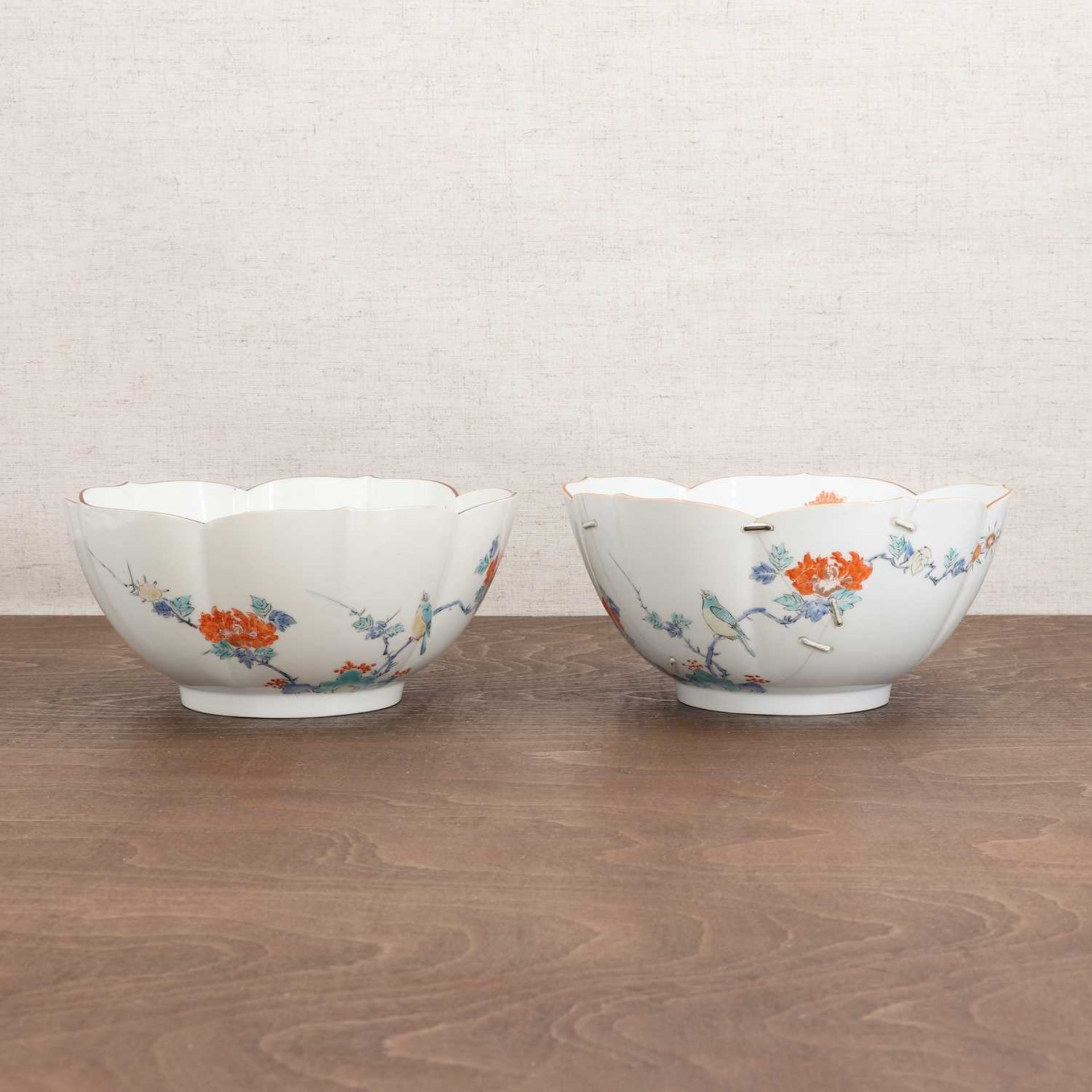 A pair of Japanese Kakiemon-type bowls,