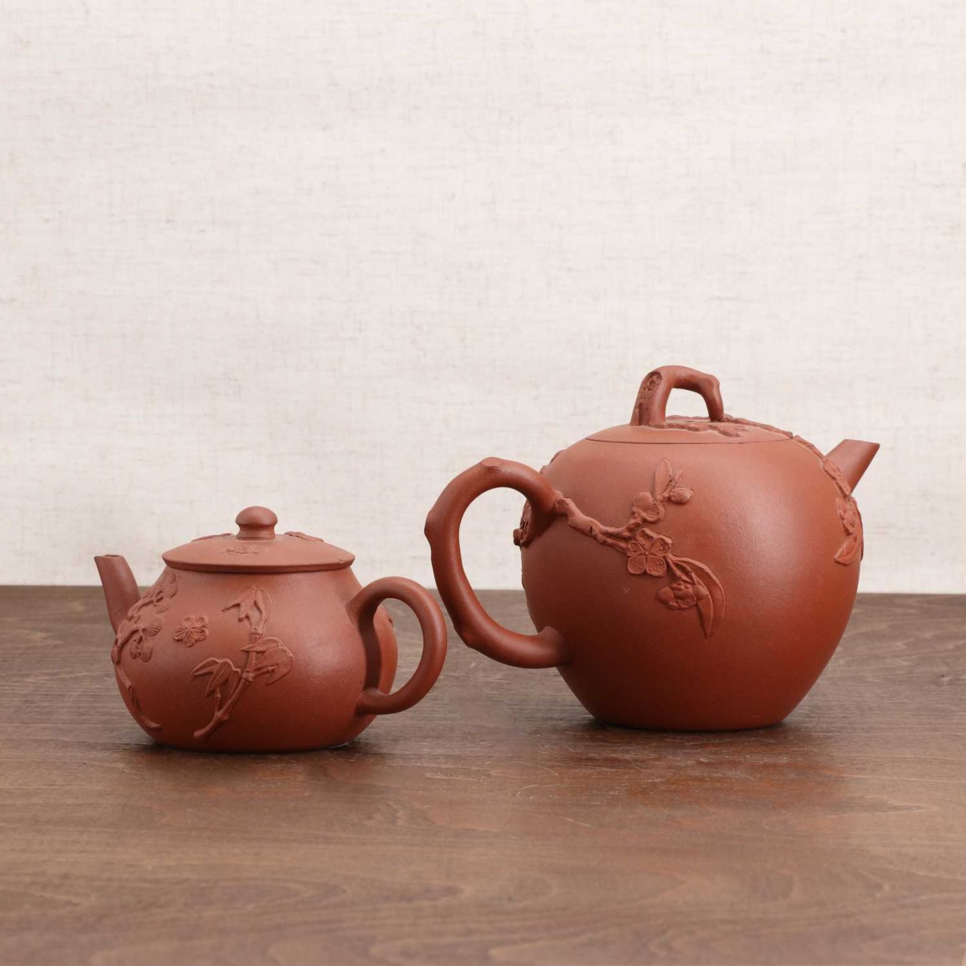 A Chinese export Yixing zisha stoneware teapot, - Bild 2 aus 3