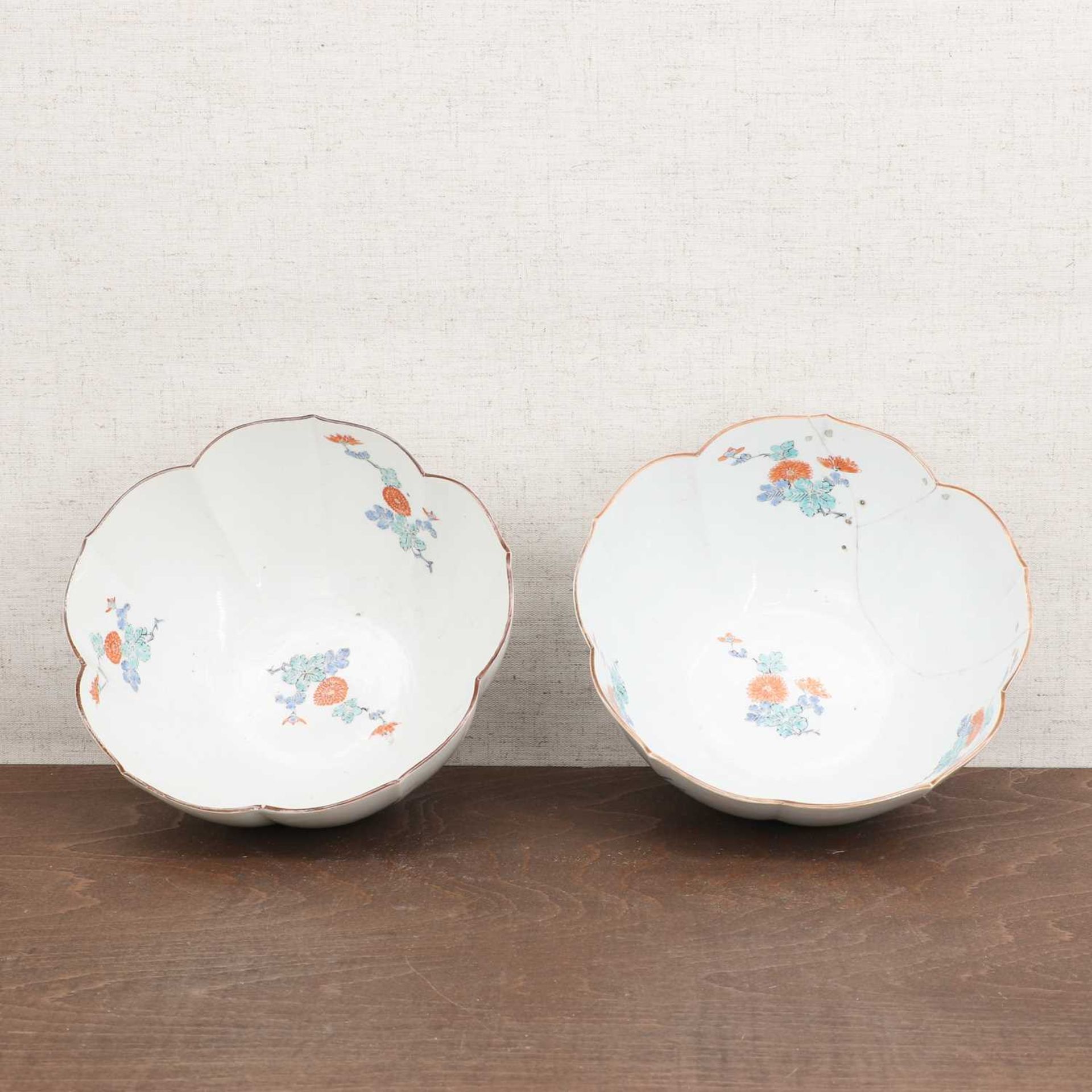 A pair of Japanese Kakiemon-type bowls, - Image 4 of 4