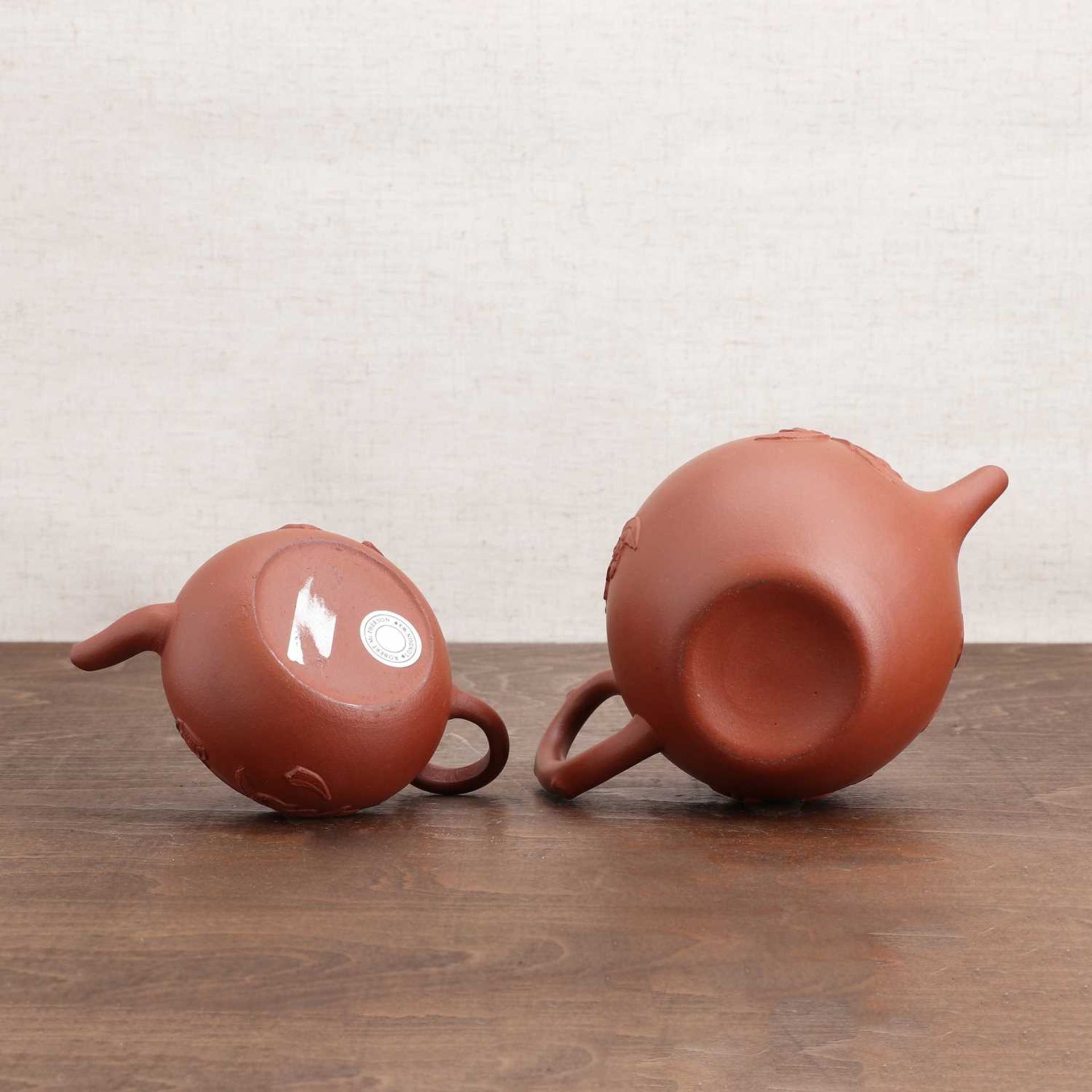 A Chinese export Yixing zisha stoneware teapot, - Bild 3 aus 3