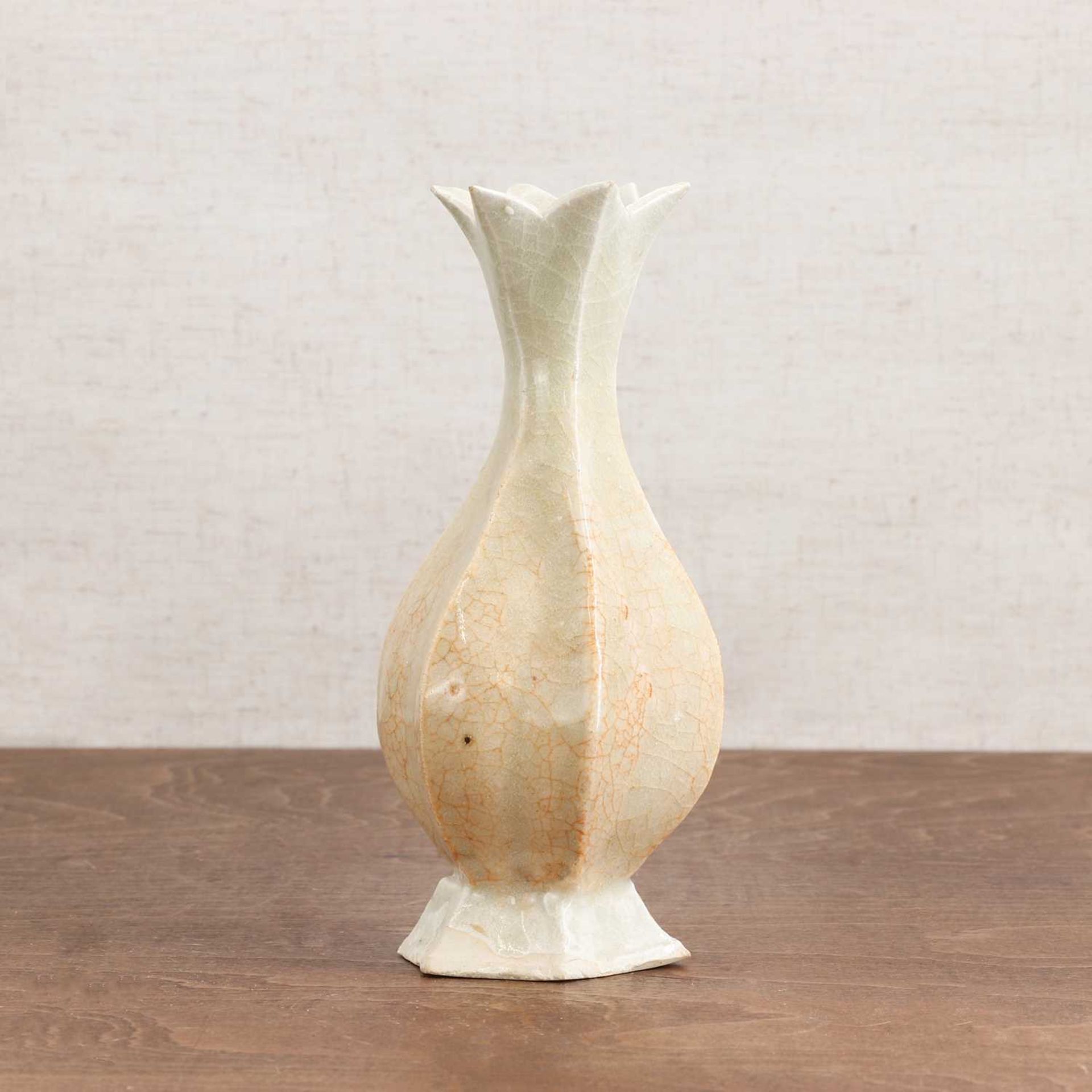A Chinese qingbai-glazed vase, - Bild 2 aus 5