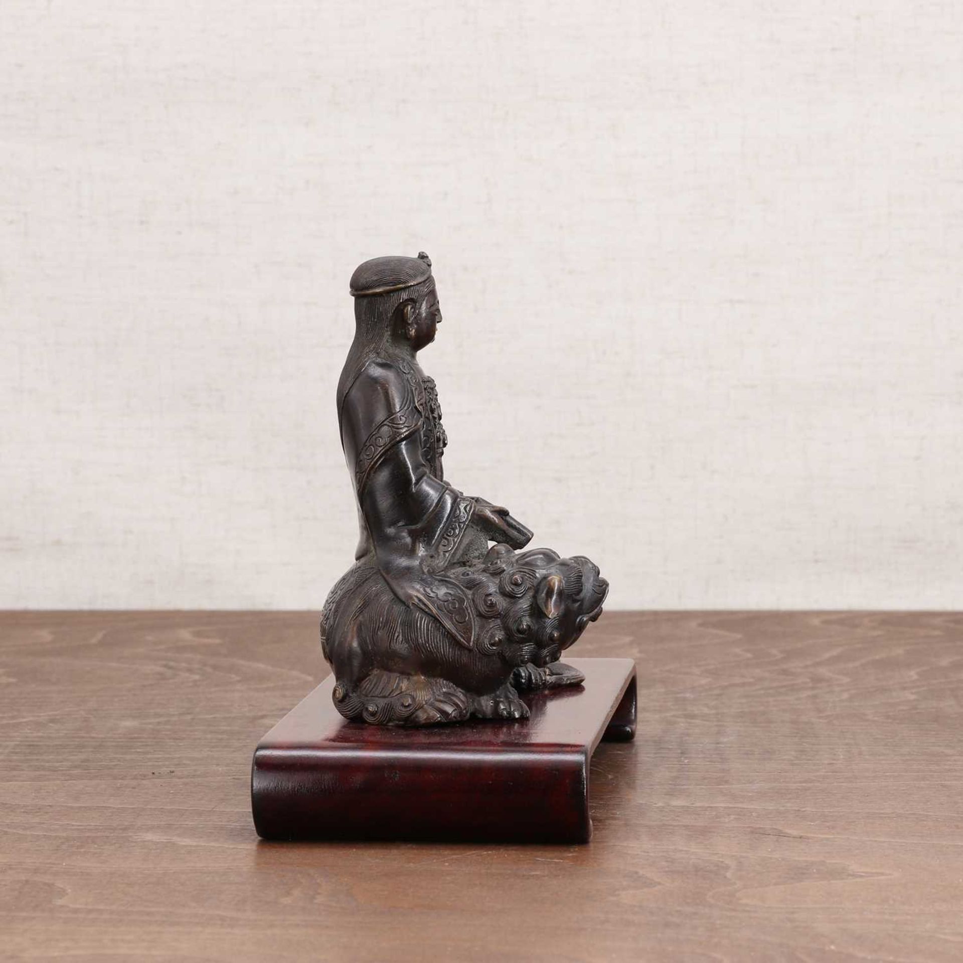 A Japanese bronze figure, - Bild 3 aus 5