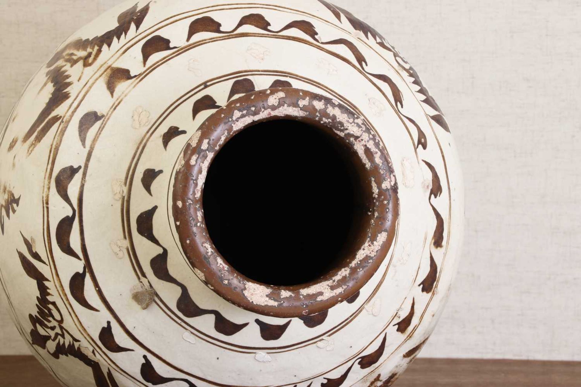 A large Chinese Cizhou ware vase, - Bild 10 aus 11