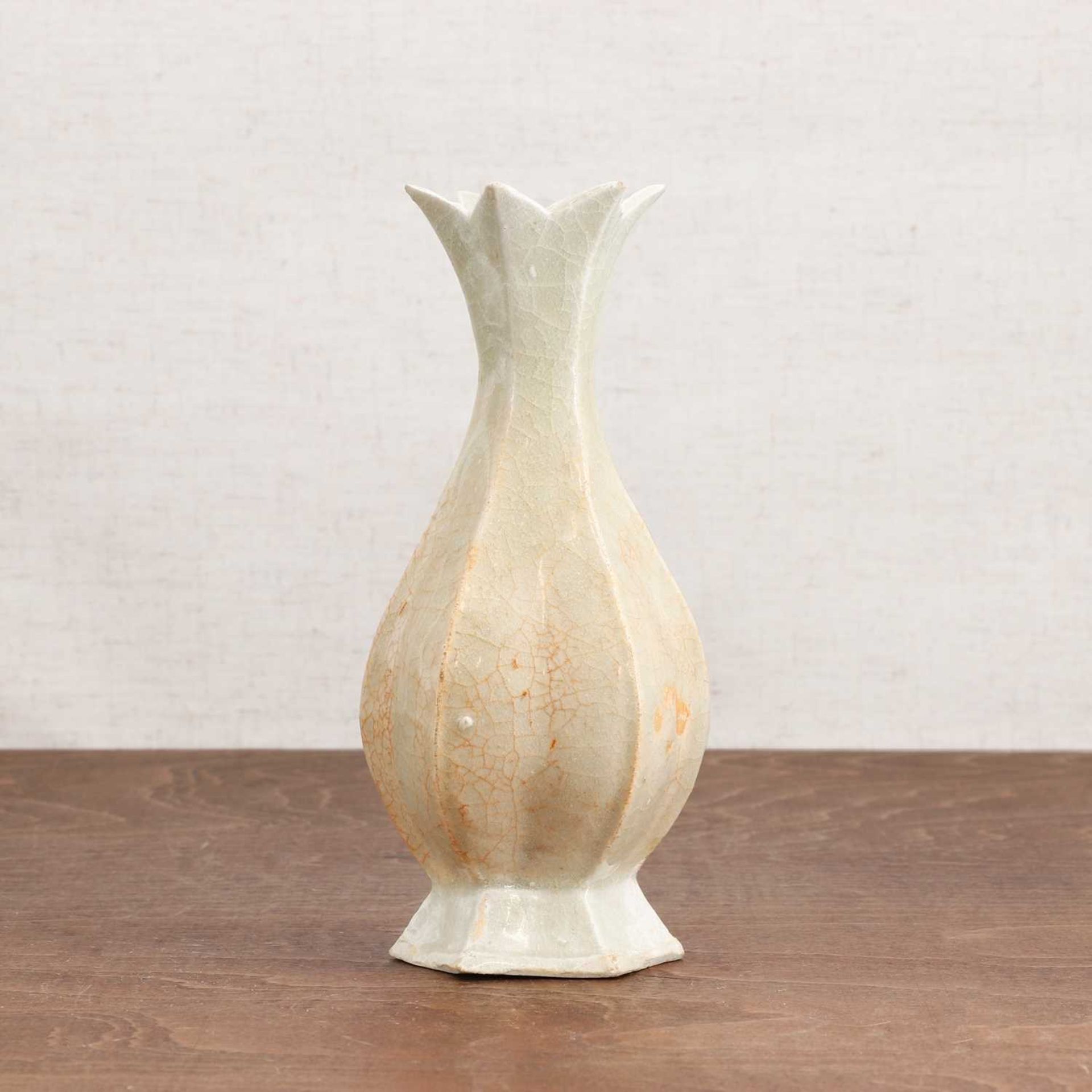 A Chinese qingbai-glazed vase, - Bild 3 aus 5