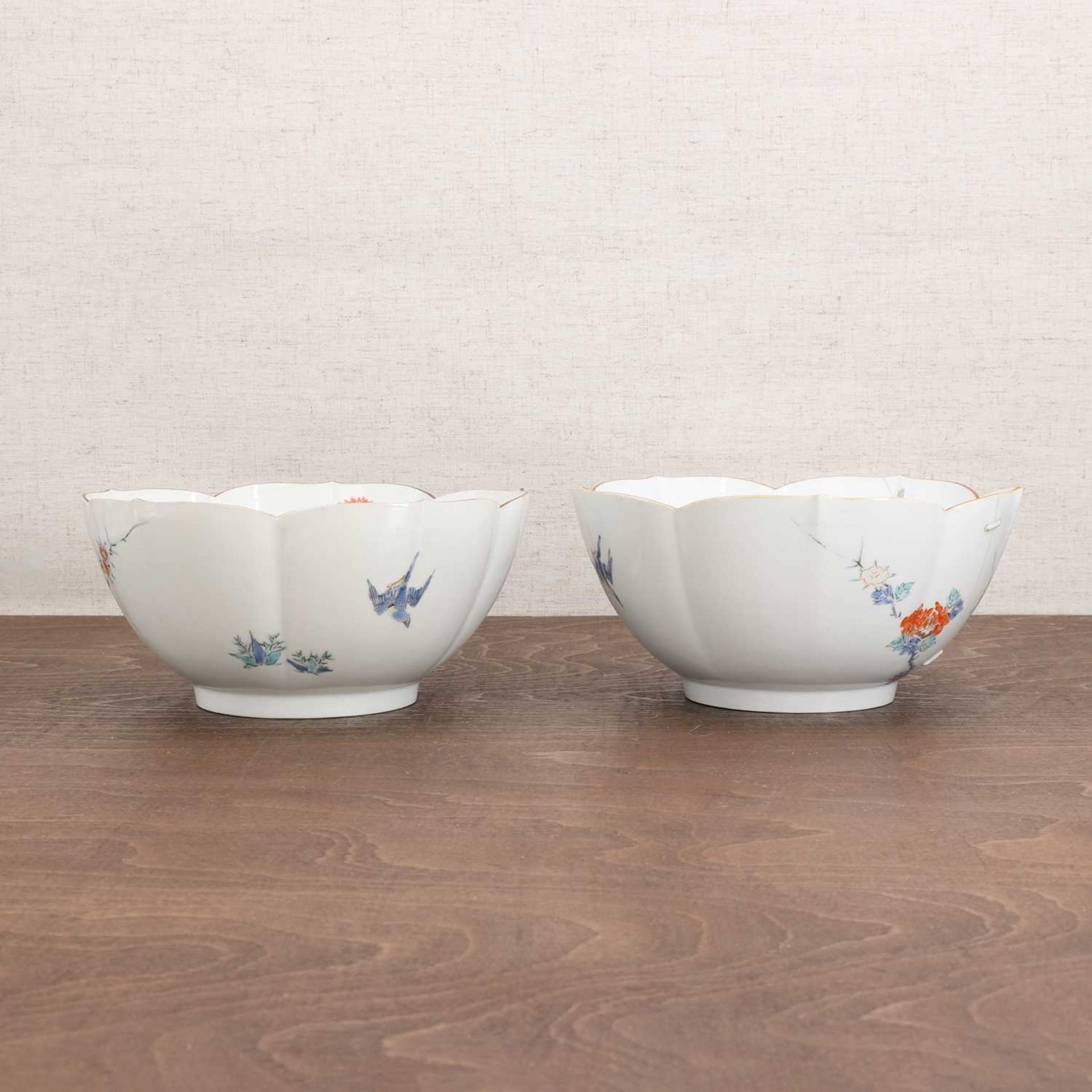 A pair of Japanese Kakiemon-type bowls, - Image 2 of 4