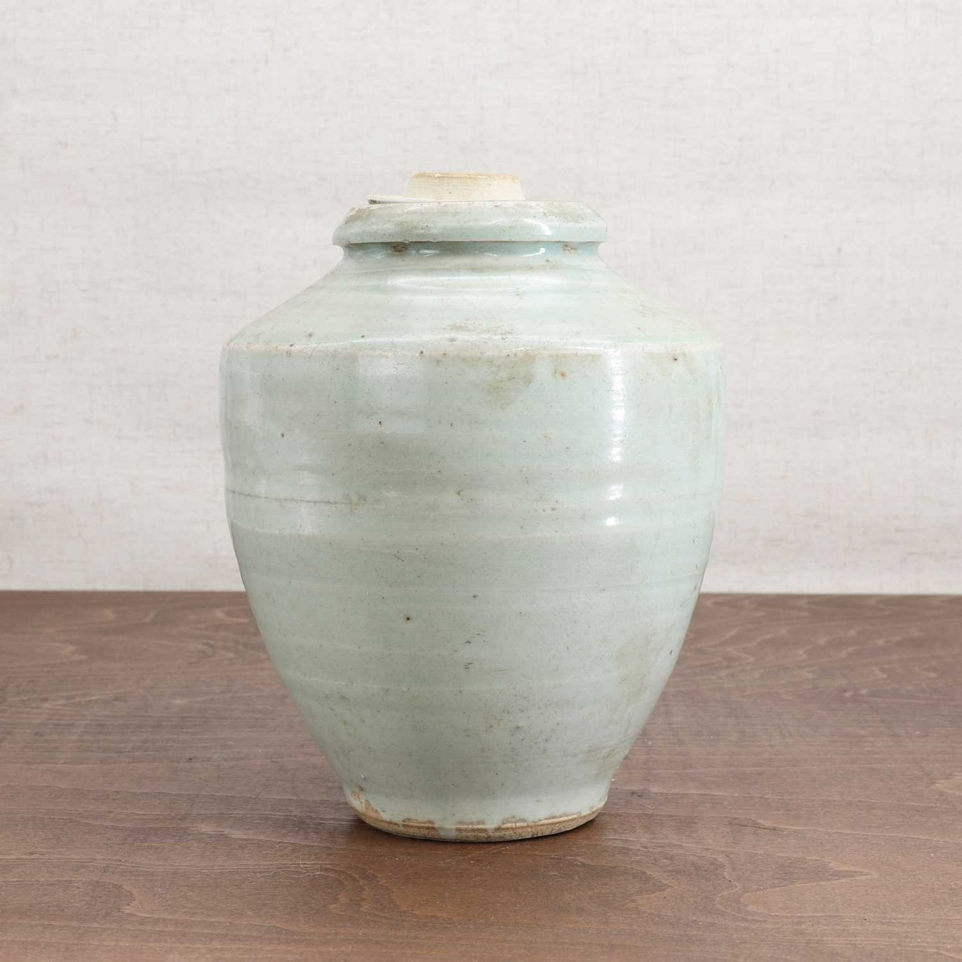 A Chinese qingbai-glazed jar, - Image 4 of 6