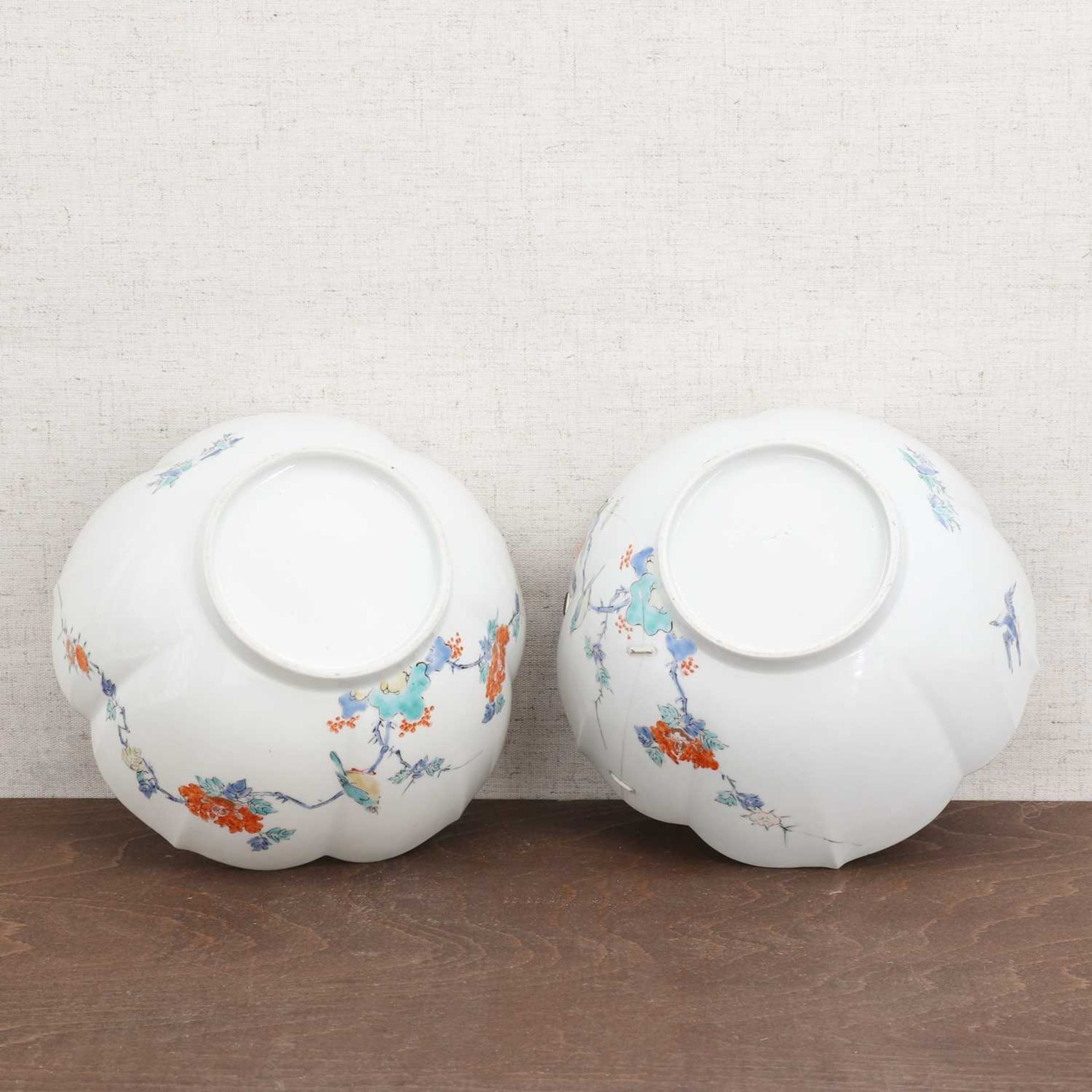 A pair of Japanese Kakiemon-type bowls, - Image 3 of 4