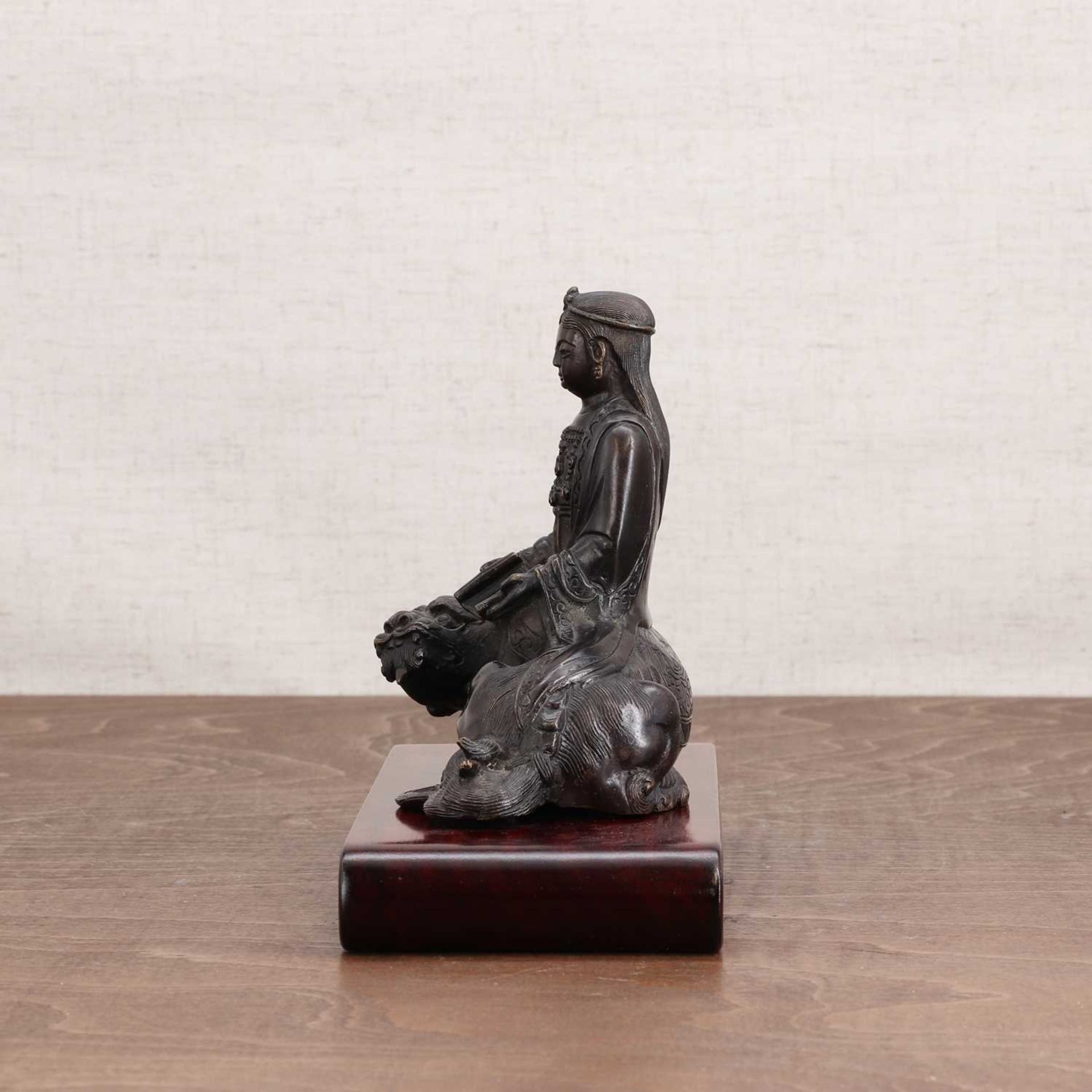 A Japanese bronze figure, - Bild 4 aus 5