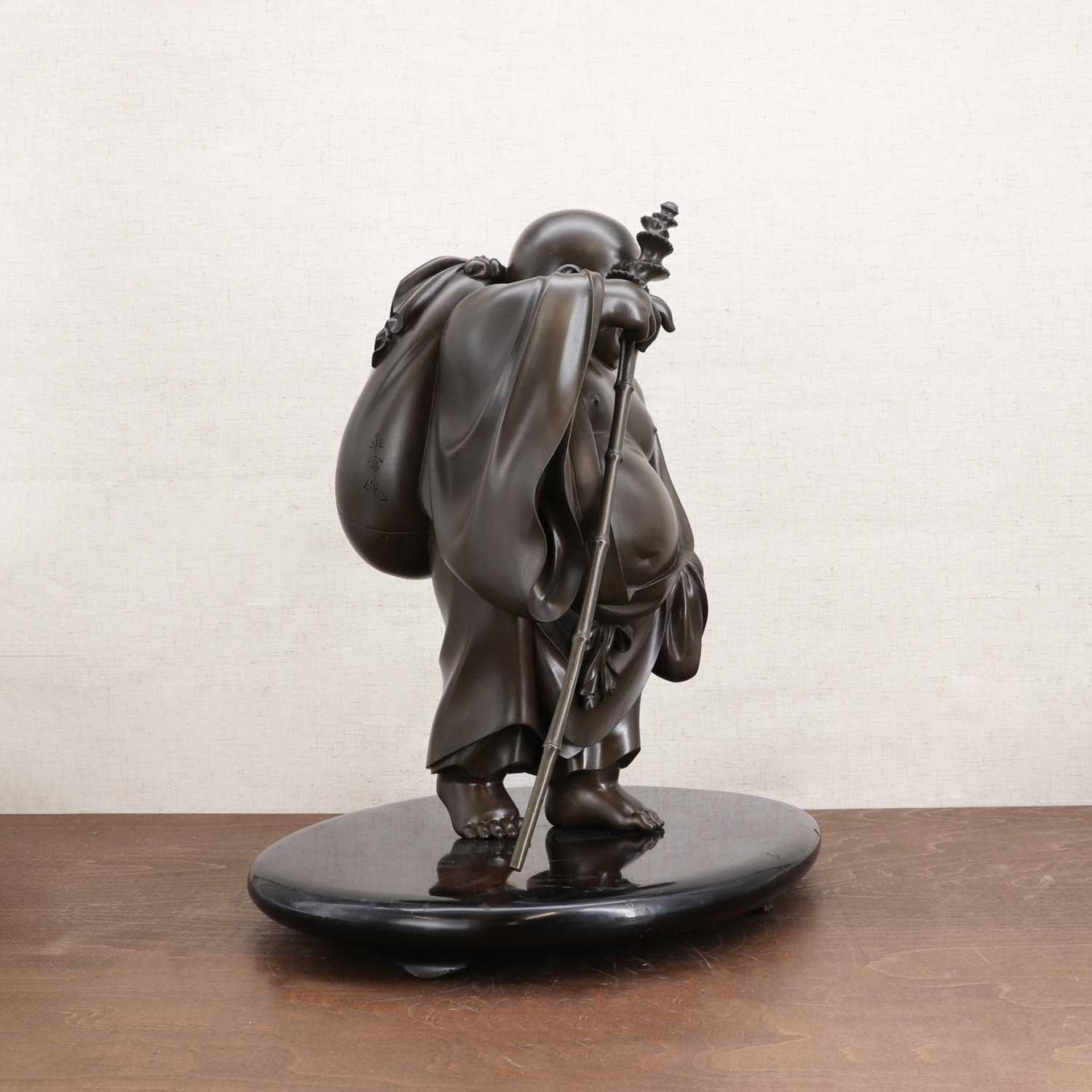 A Japanese bronze Hotei, - Bild 3 aus 4