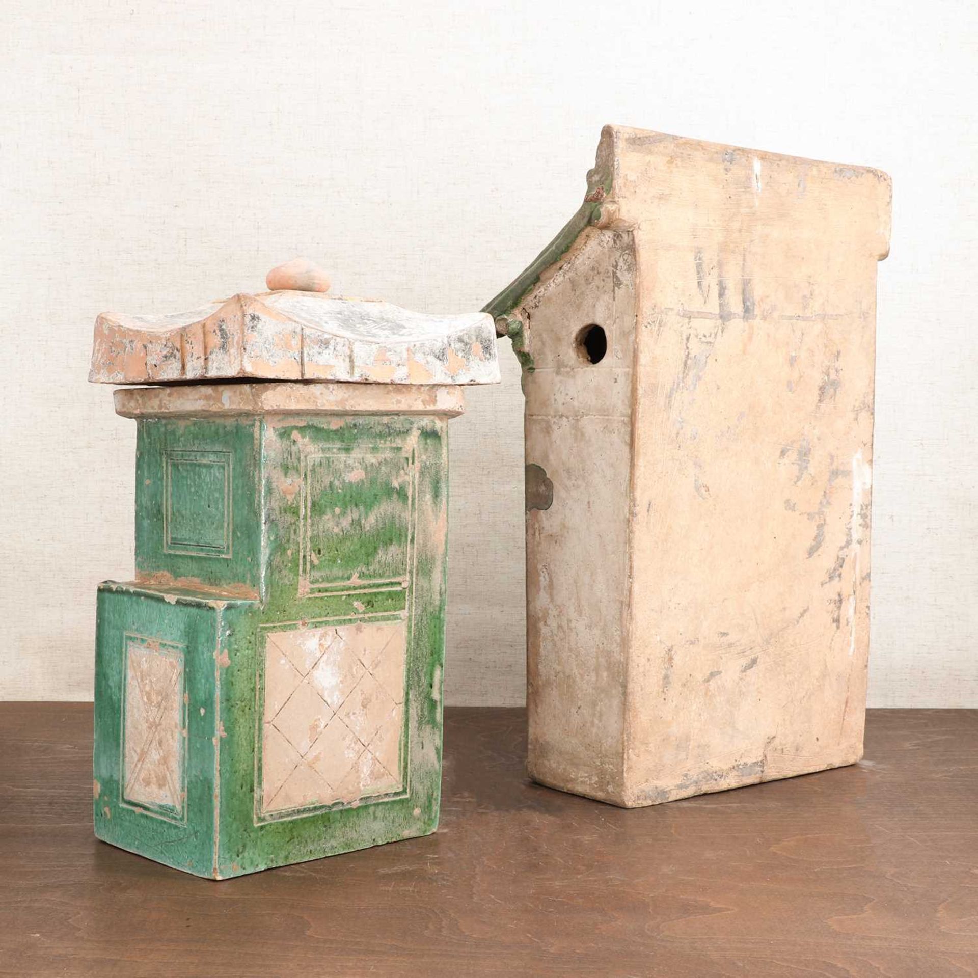 A Chinese earthenware model of a house, - Bild 3 aus 3