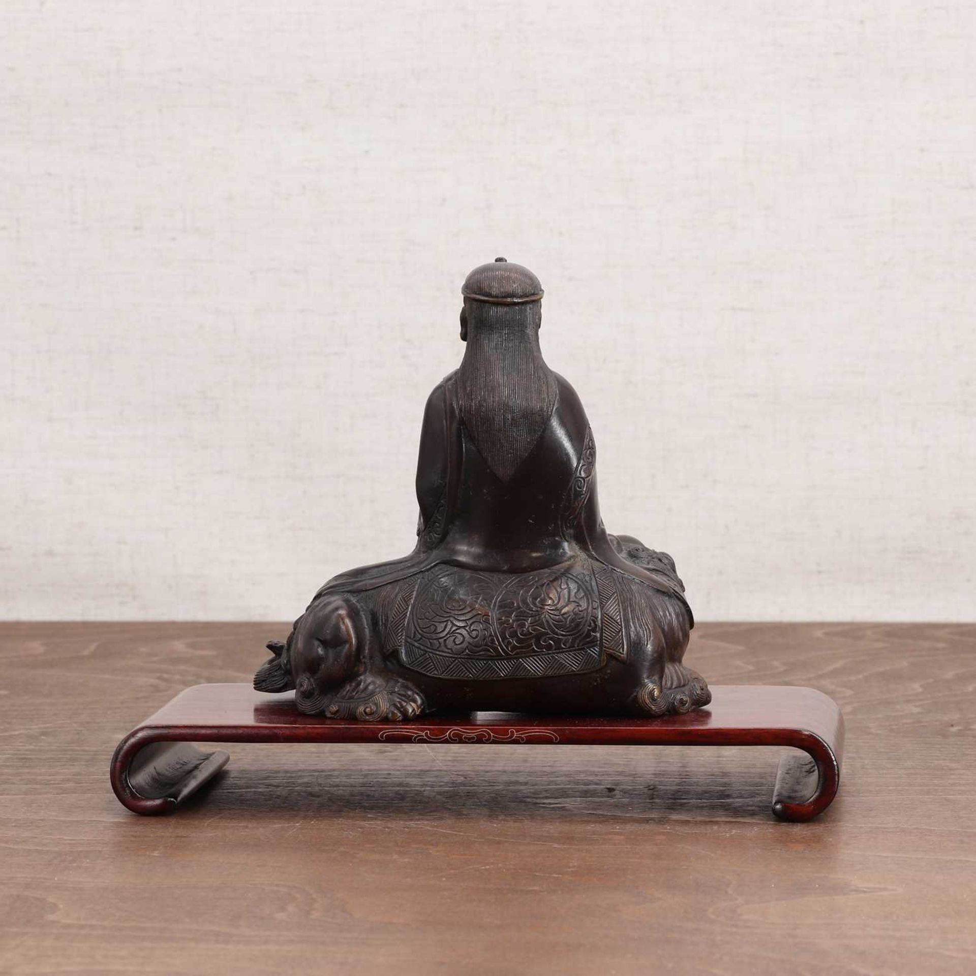 A Japanese bronze figure, - Bild 2 aus 5