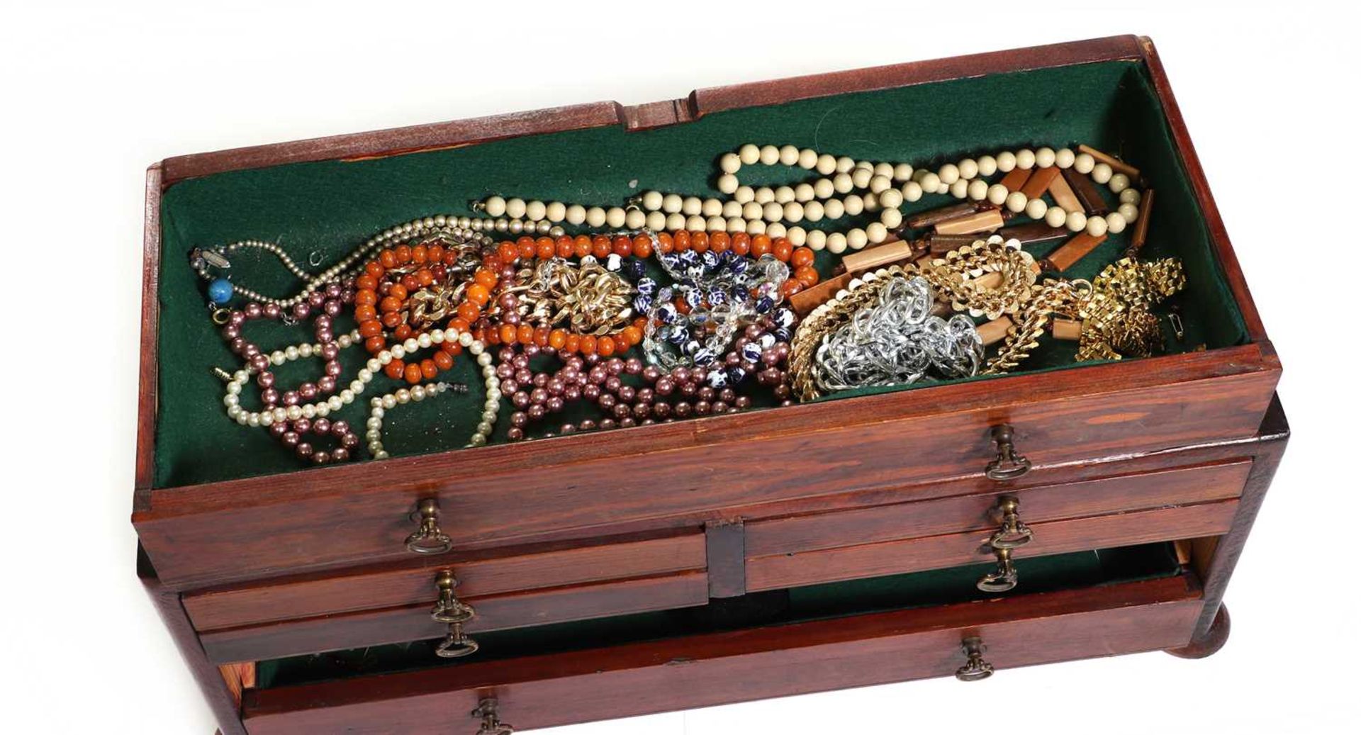 A jewellery box containing a small collection of gold, silver and costume jewellery, - Image 3 of 4