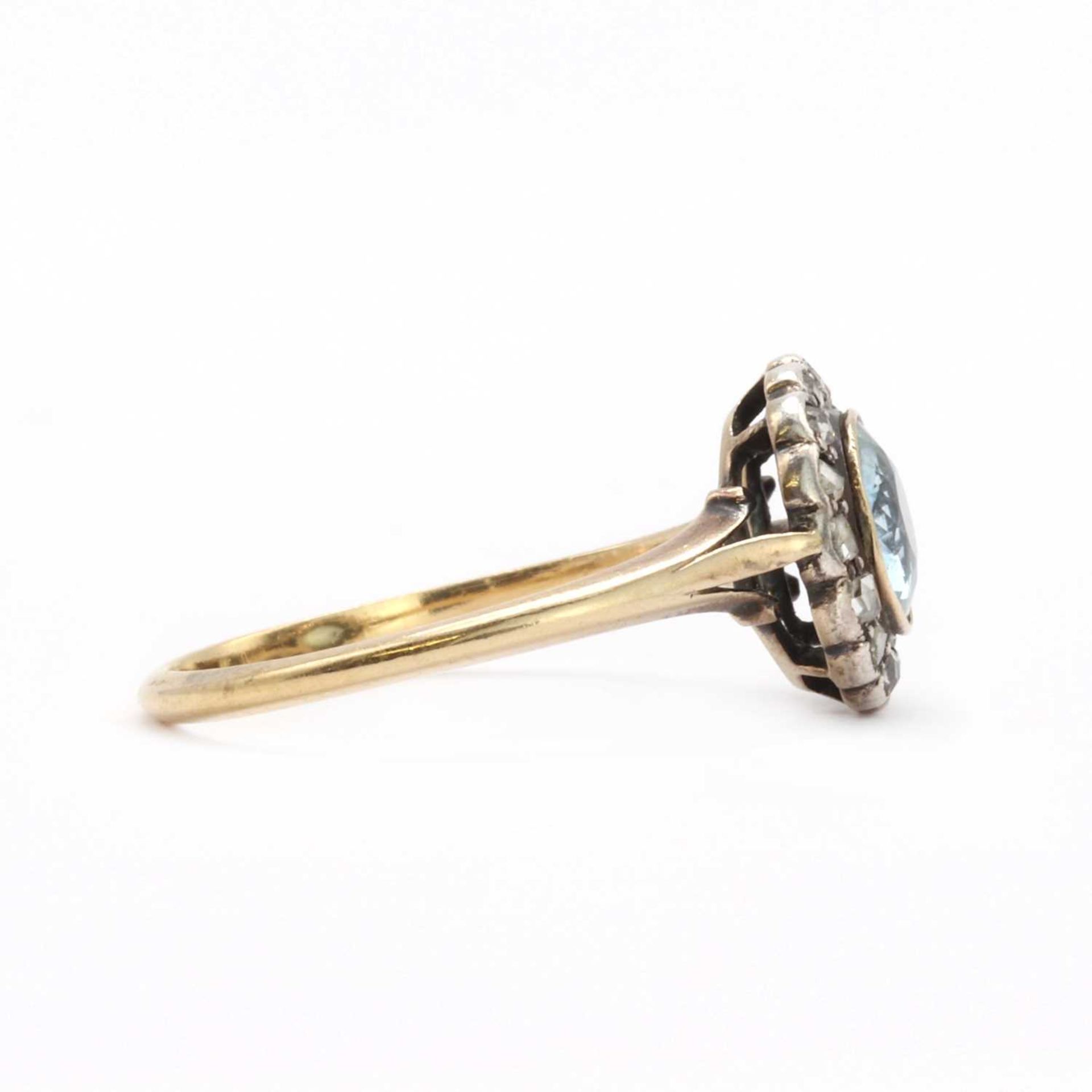 A gold aquamarine and diamond cluster ring, - Bild 2 aus 3