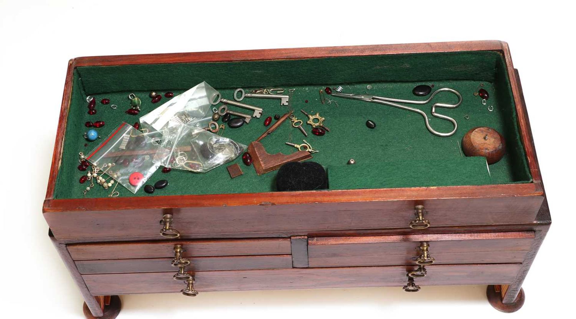 A jewellery box containing a small collection of gold, silver and costume jewellery, - Image 4 of 4