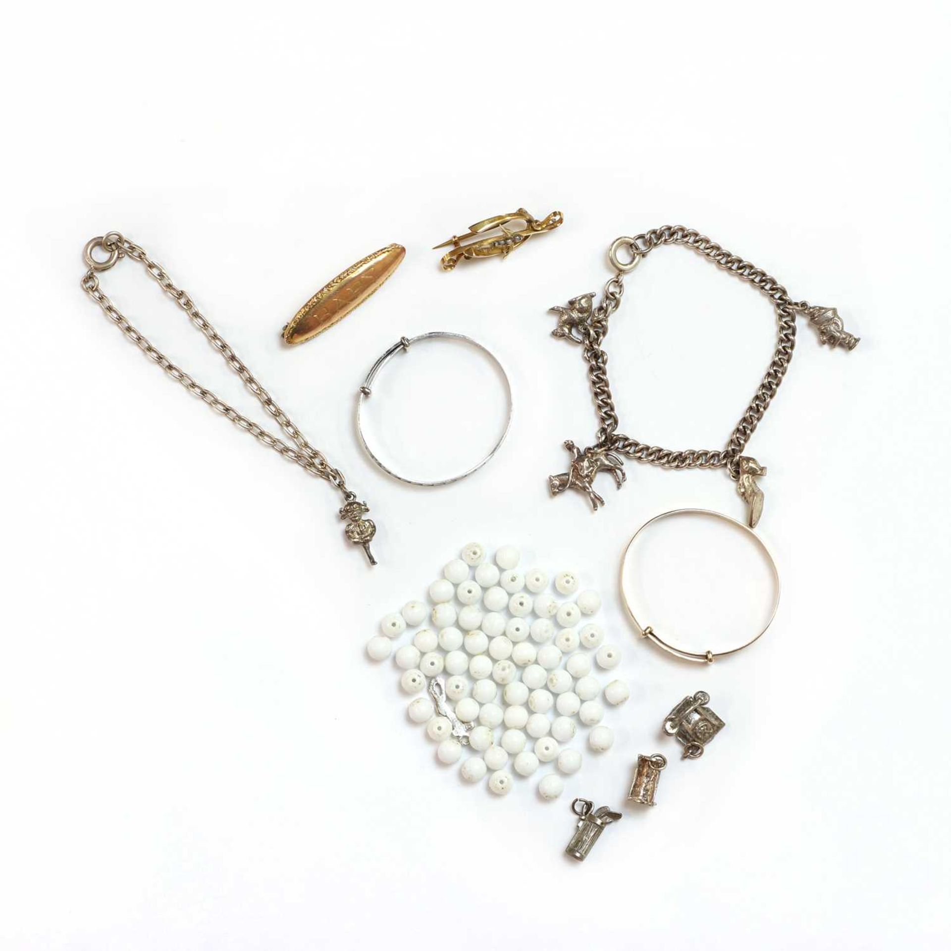 A small collection of gold and silver jewellery,