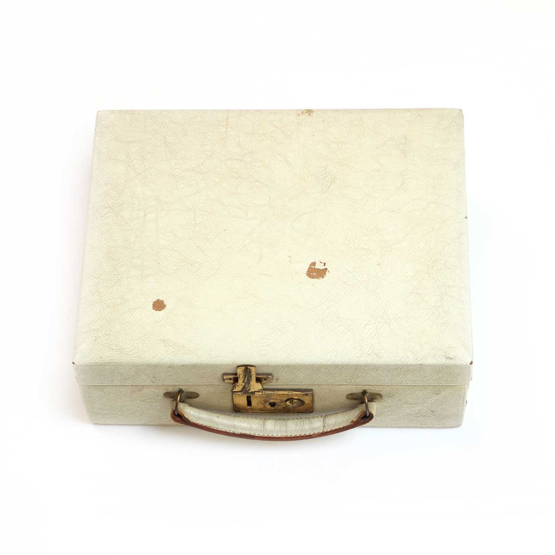 A jewellery box containing a small collection of gold, silver and costume jewellery, - Bild 2 aus 2