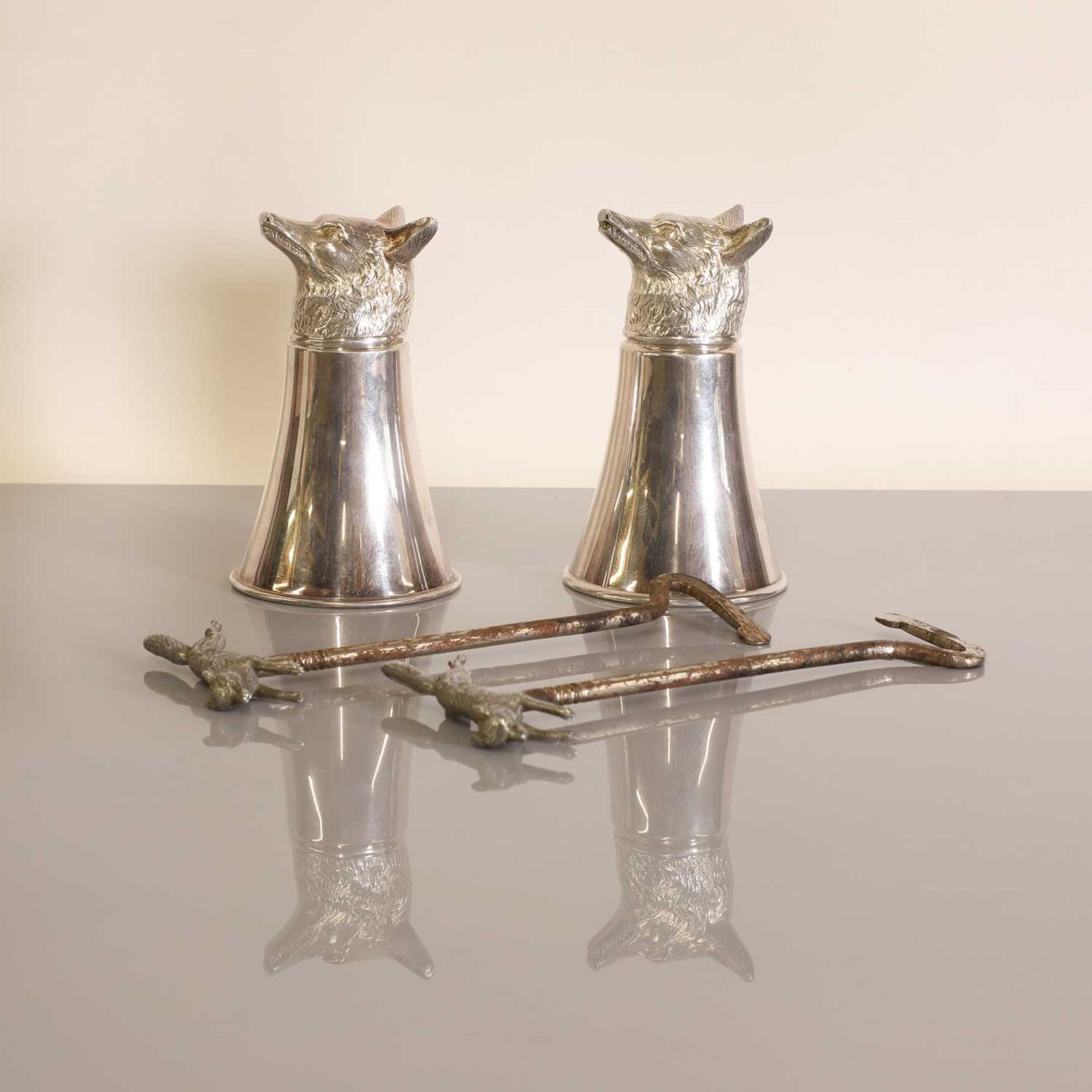 A pair of silver-plated fox stirrup cups, - Bild 2 aus 3