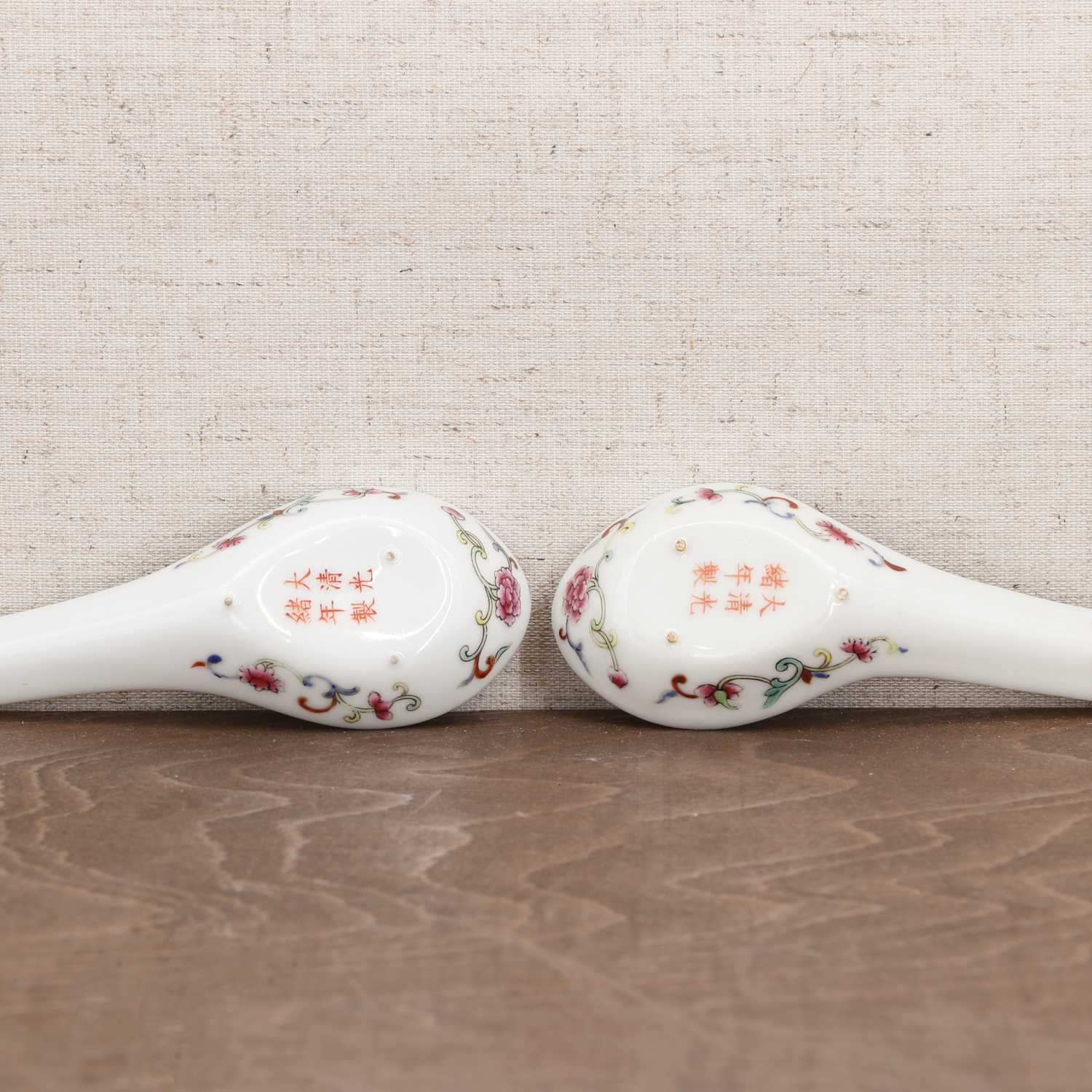 A pair of Chinese famille rose spoons, - Image 4 of 12