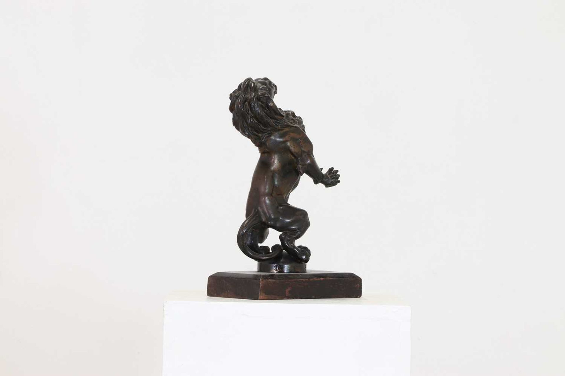 A bronze figure of a rampant lion, - Bild 5 aus 7