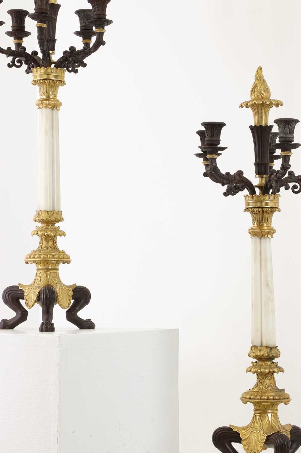 A pair of Regency-style bronze and parcel-gilt candelabra, - Bild 7 aus 12