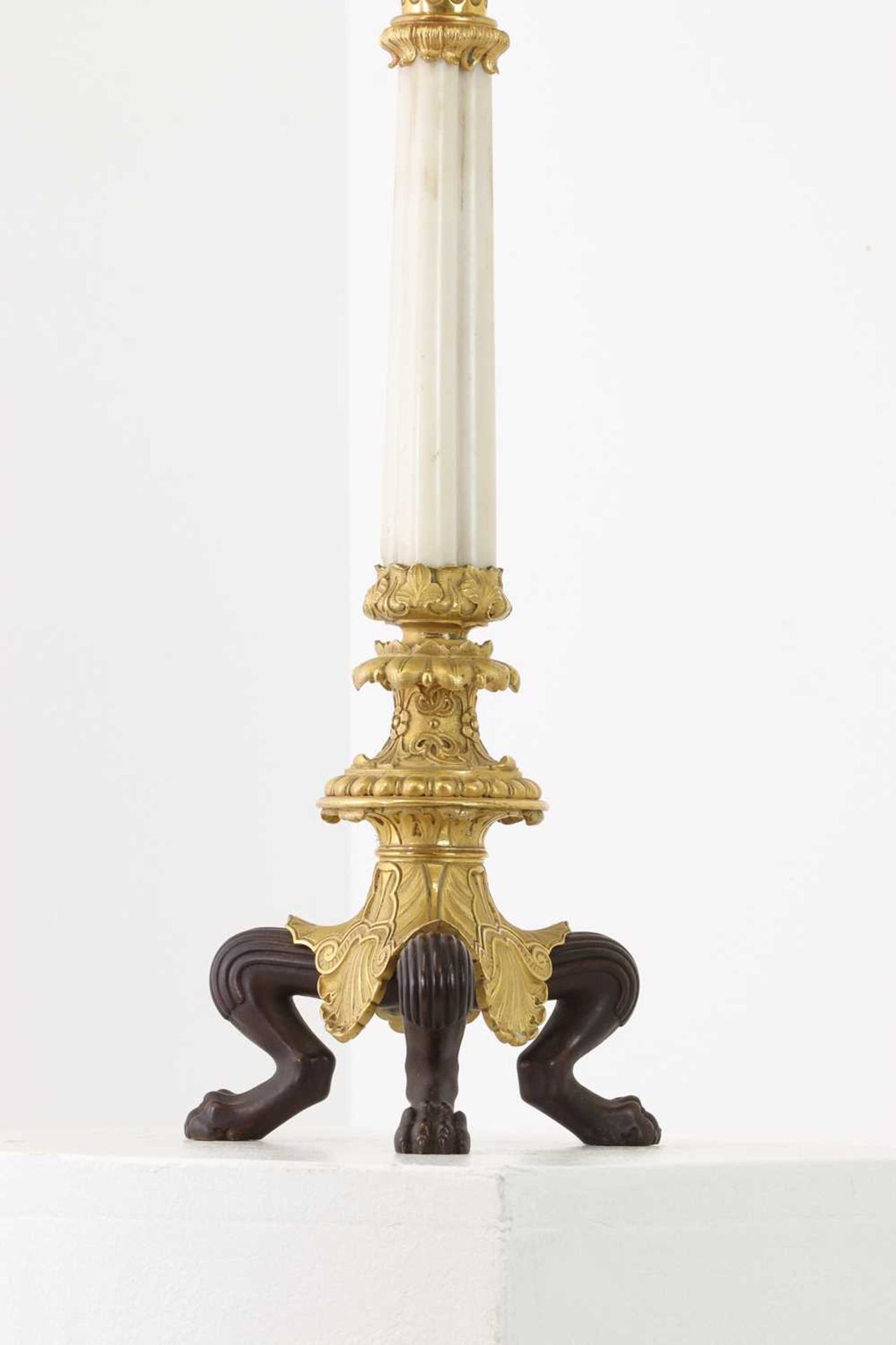 A pair of Regency-style bronze and parcel-gilt candelabra, - Bild 4 aus 12