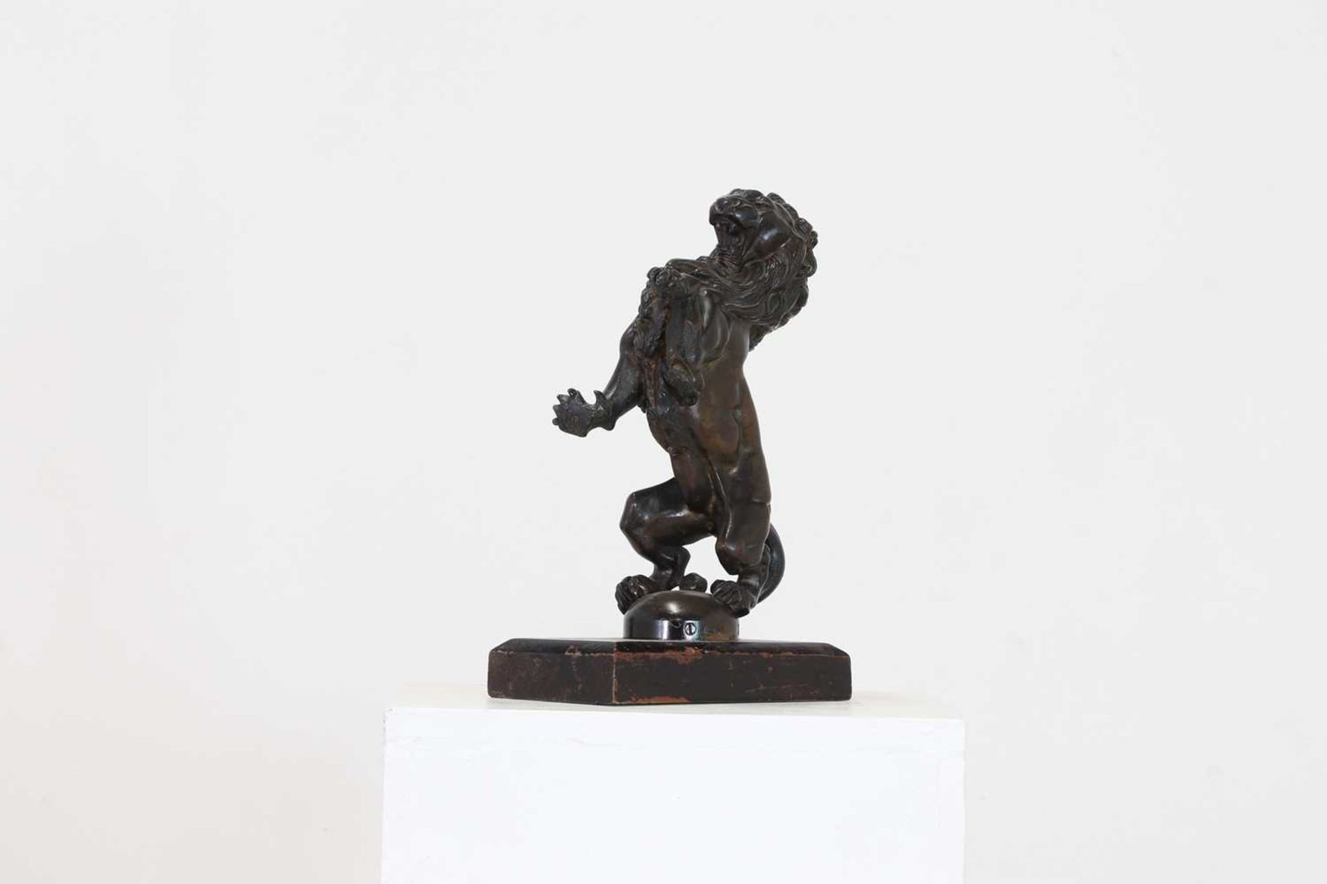 A bronze figure of a rampant lion, - Bild 6 aus 7