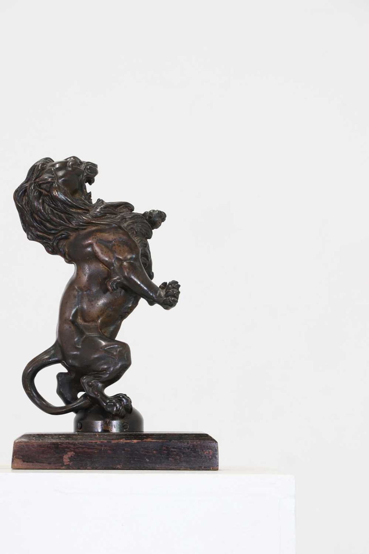 A bronze figure of a rampant lion, - Bild 4 aus 7