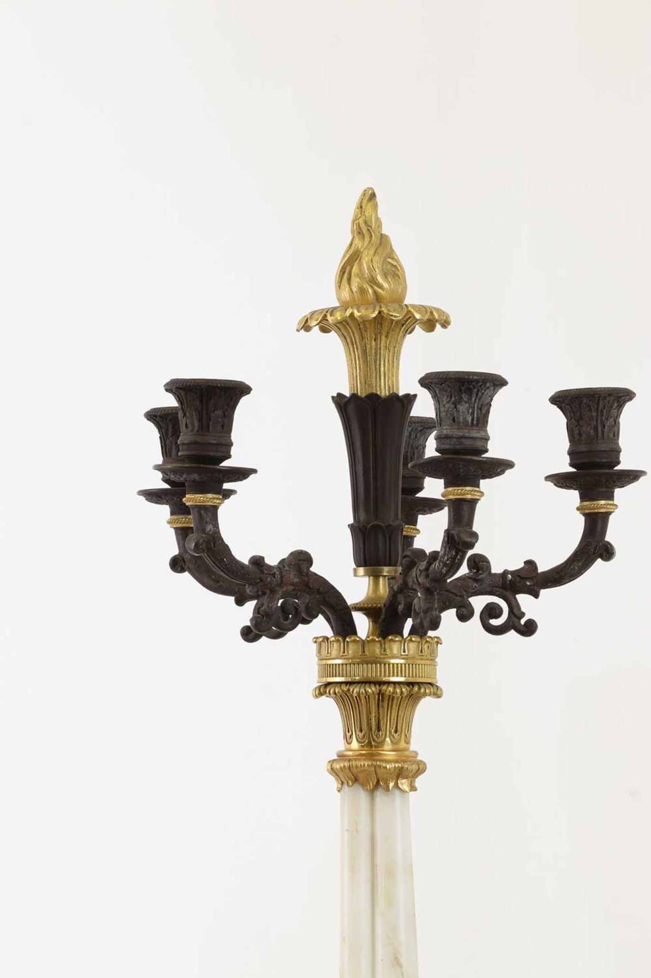 A pair of Regency-style bronze and parcel-gilt candelabra, - Bild 8 aus 12