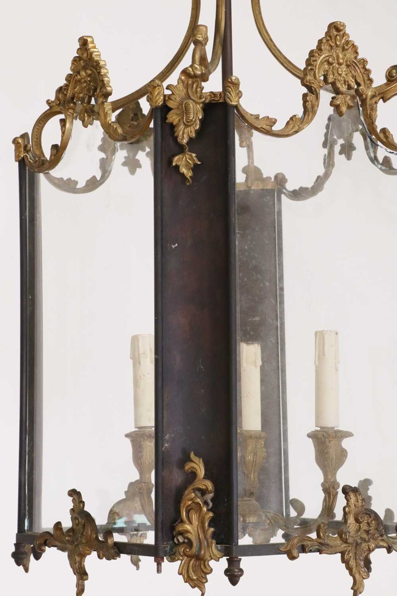 A Louis XV-style gilt and patinated bronze hall lantern, - Bild 5 aus 6