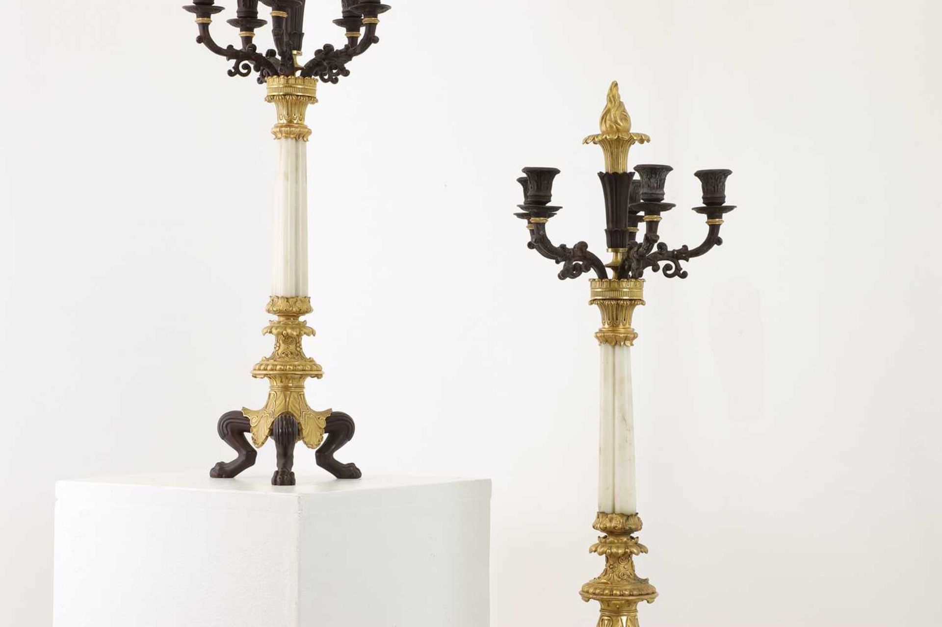 A pair of Regency-style bronze and parcel-gilt candelabra, - Bild 6 aus 12