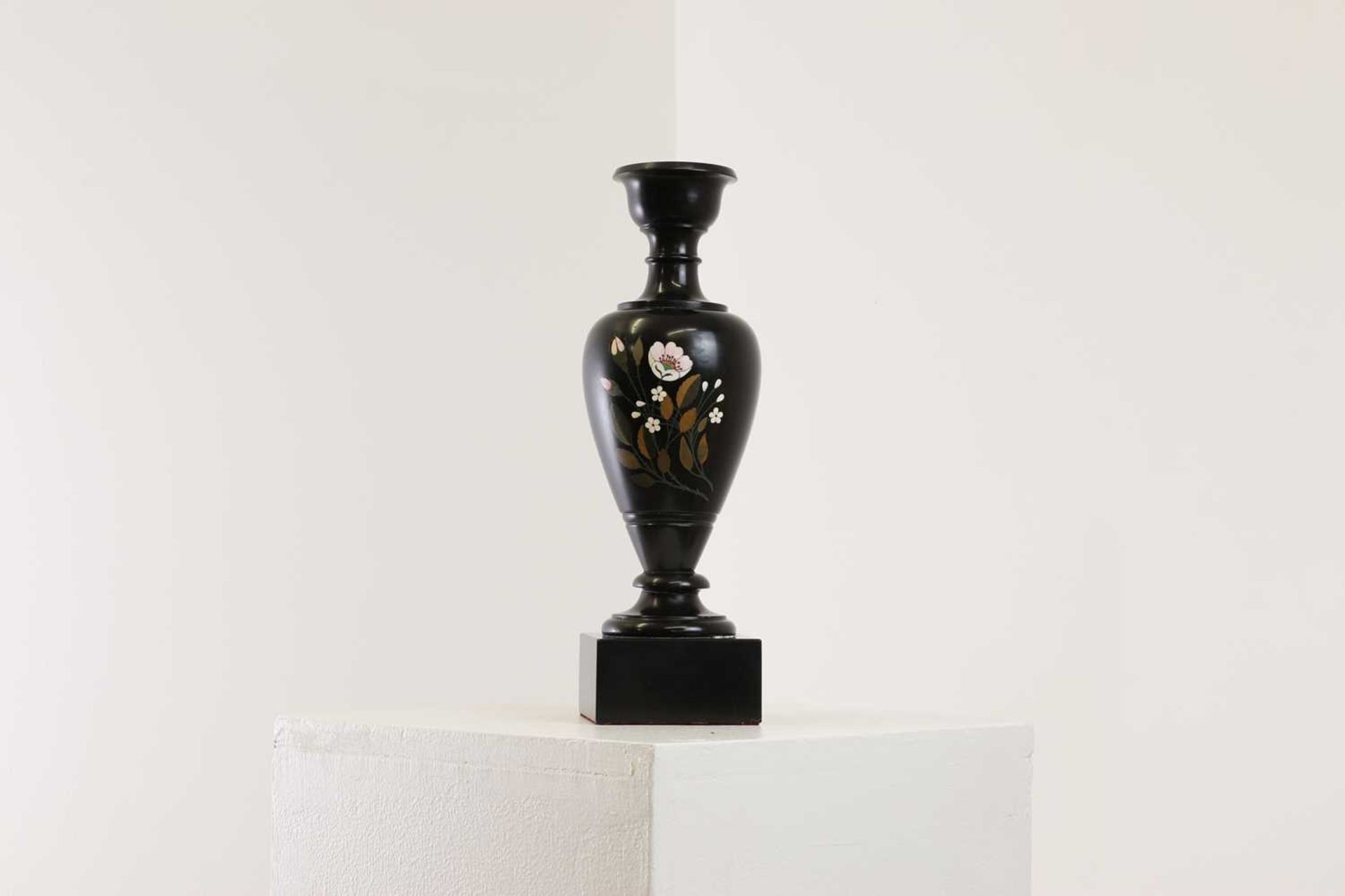 An Ashford black marble pedestal vase, - Bild 7 aus 7