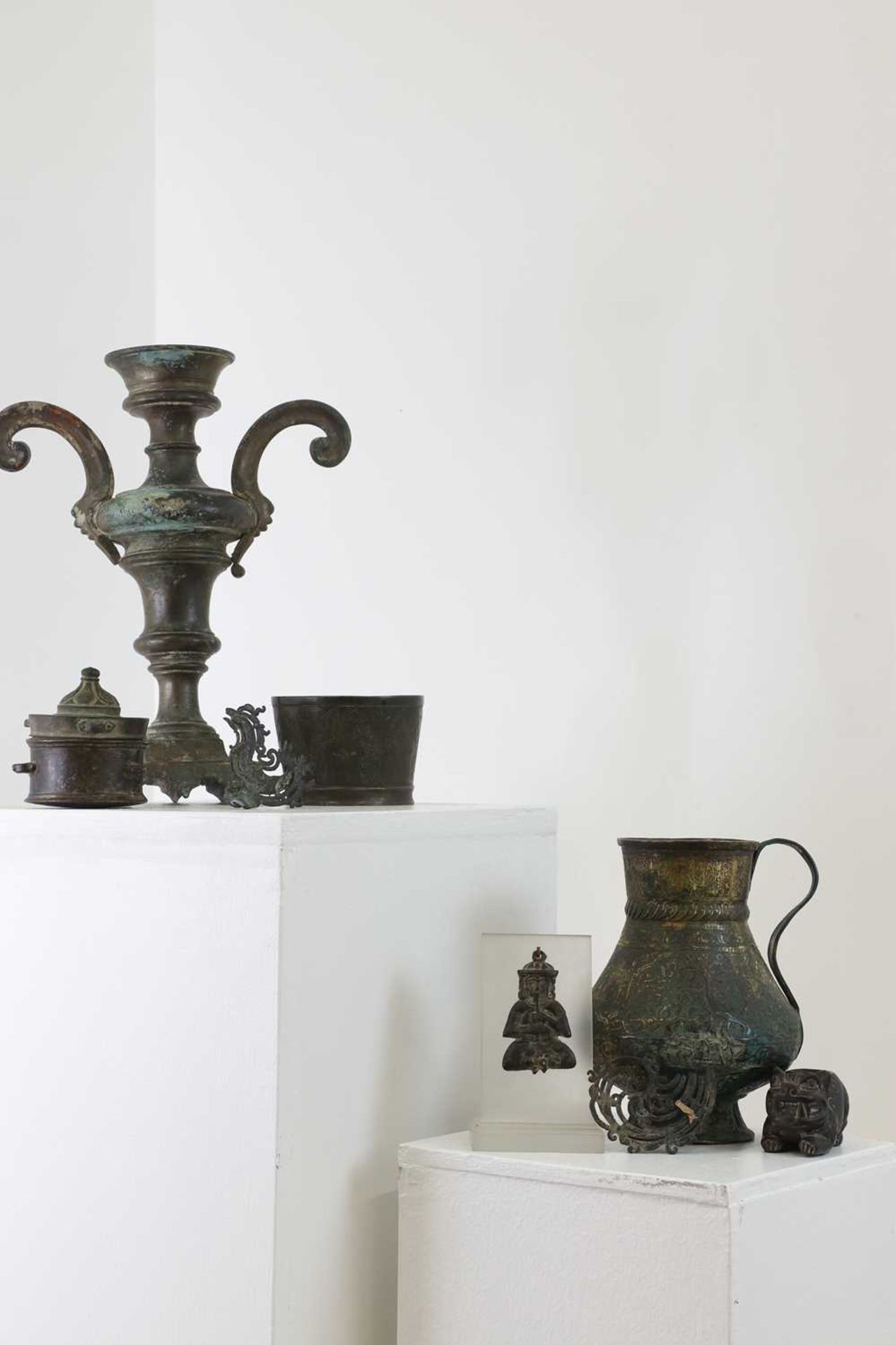 A group of six metalware items, - Bild 2 aus 20