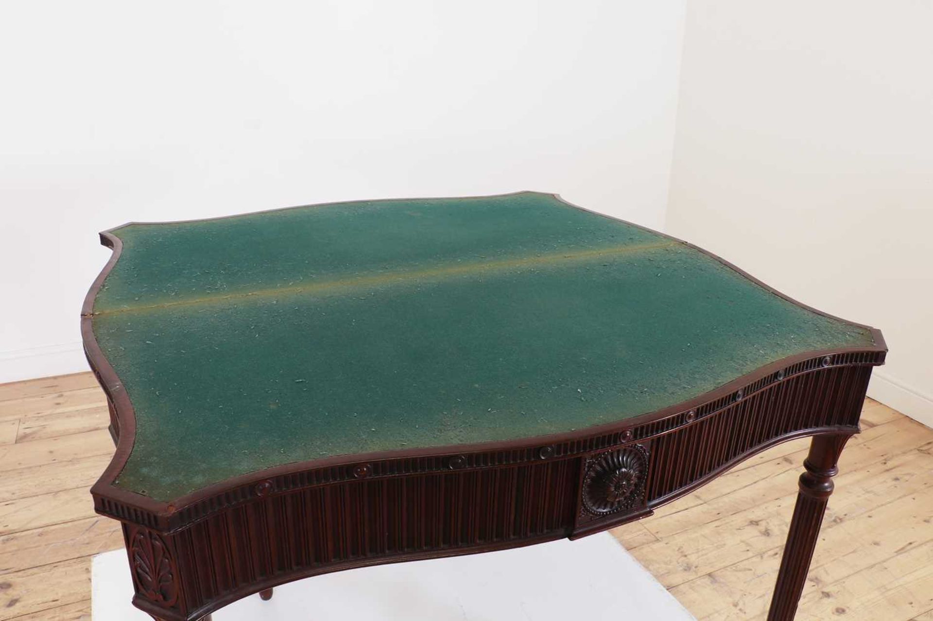 A George III mahogany card table in the manner of Ince and Mayhew, - Bild 4 aus 10