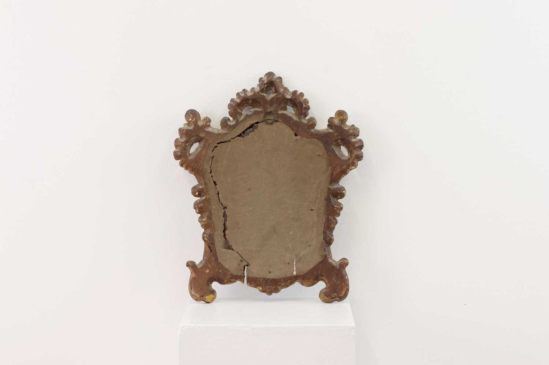 A pair of baroque-style parcel-gilt wall mirrors, - Bild 2 aus 3