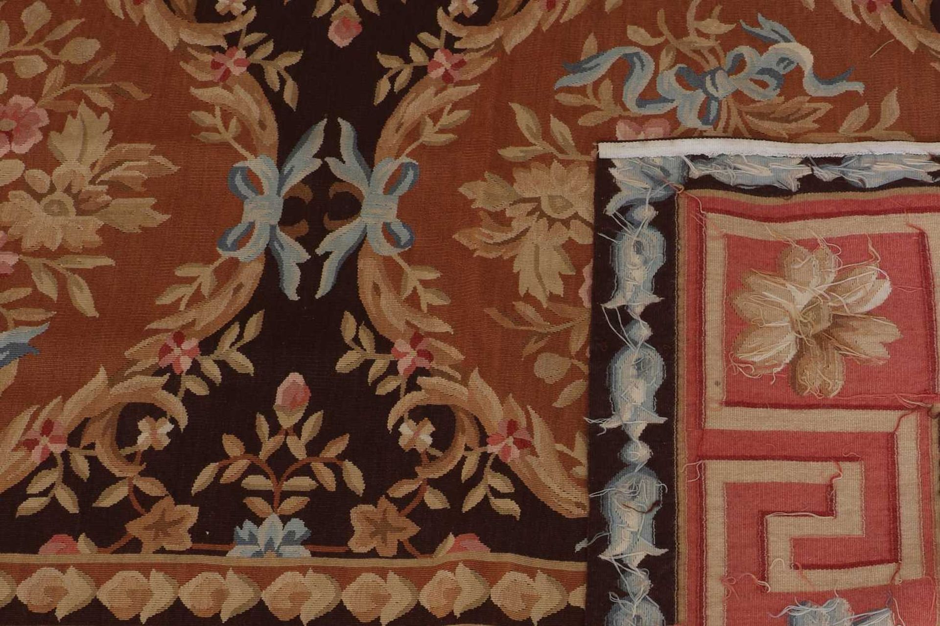 A flat-weave wool carpet of Aubusson design, - Bild 4 aus 6
