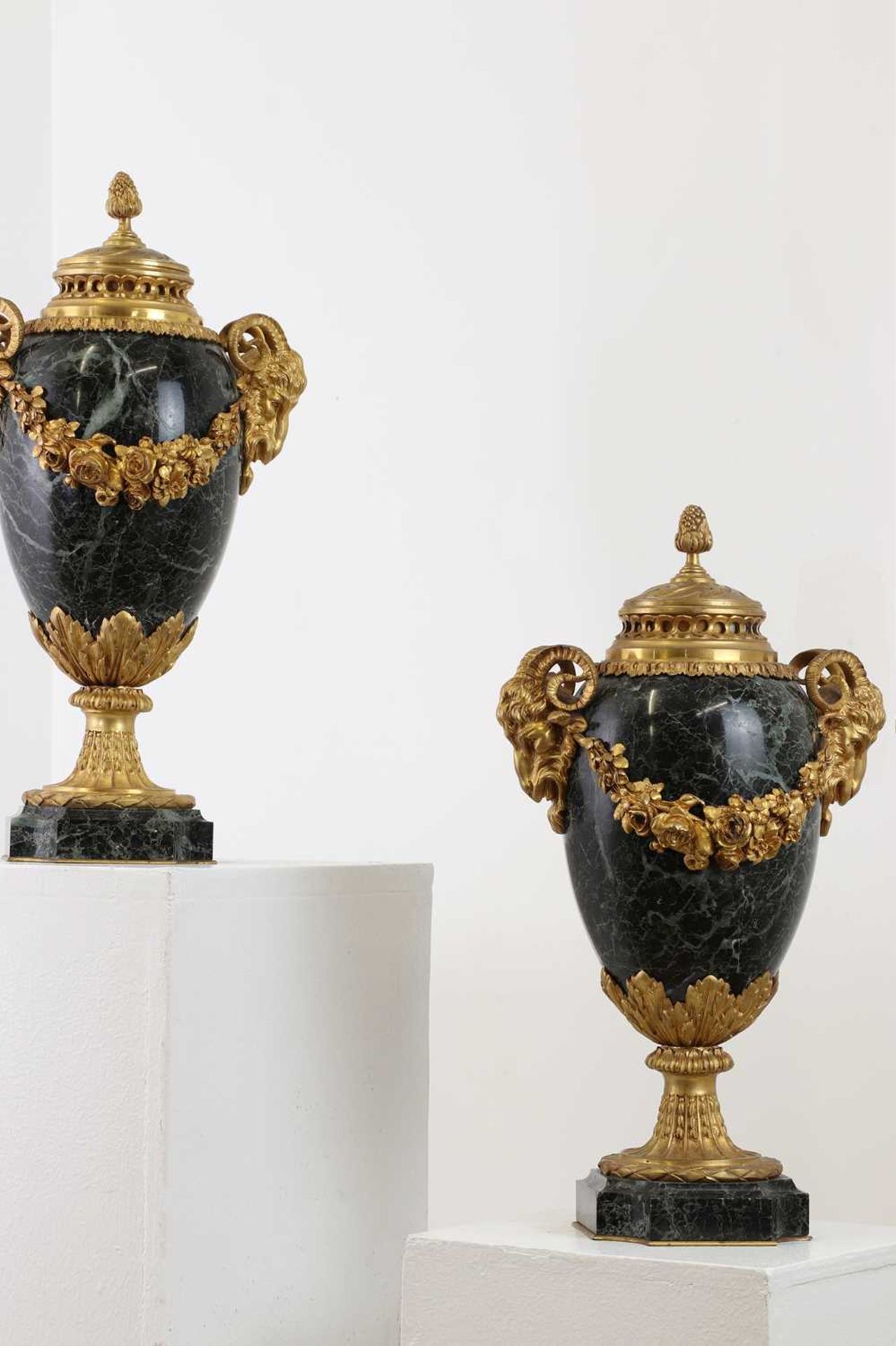 A pair of ormolu and marble cassolettes, - Bild 6 aus 8