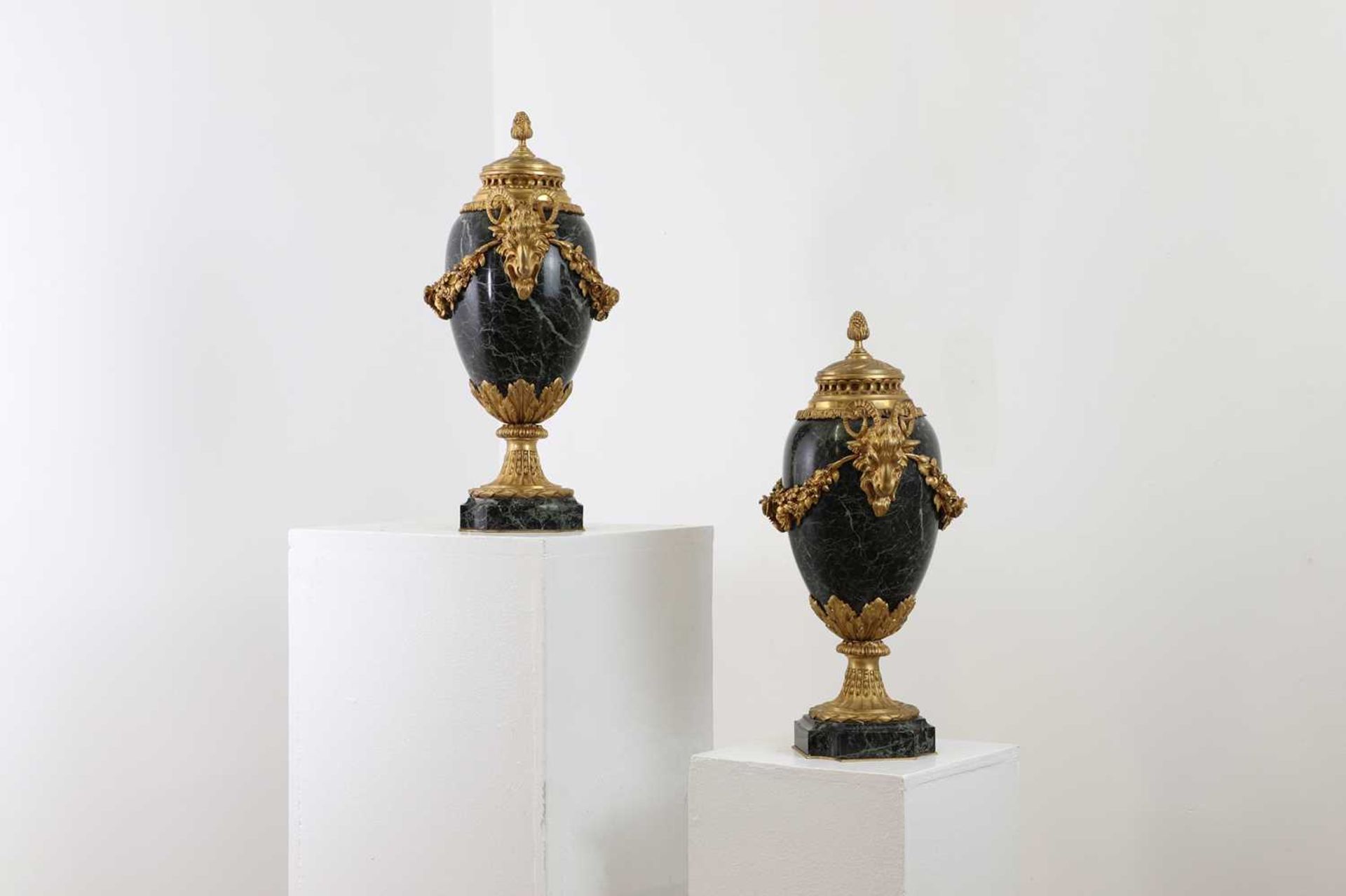 A pair of ormolu and marble cassolettes, - Bild 7 aus 8