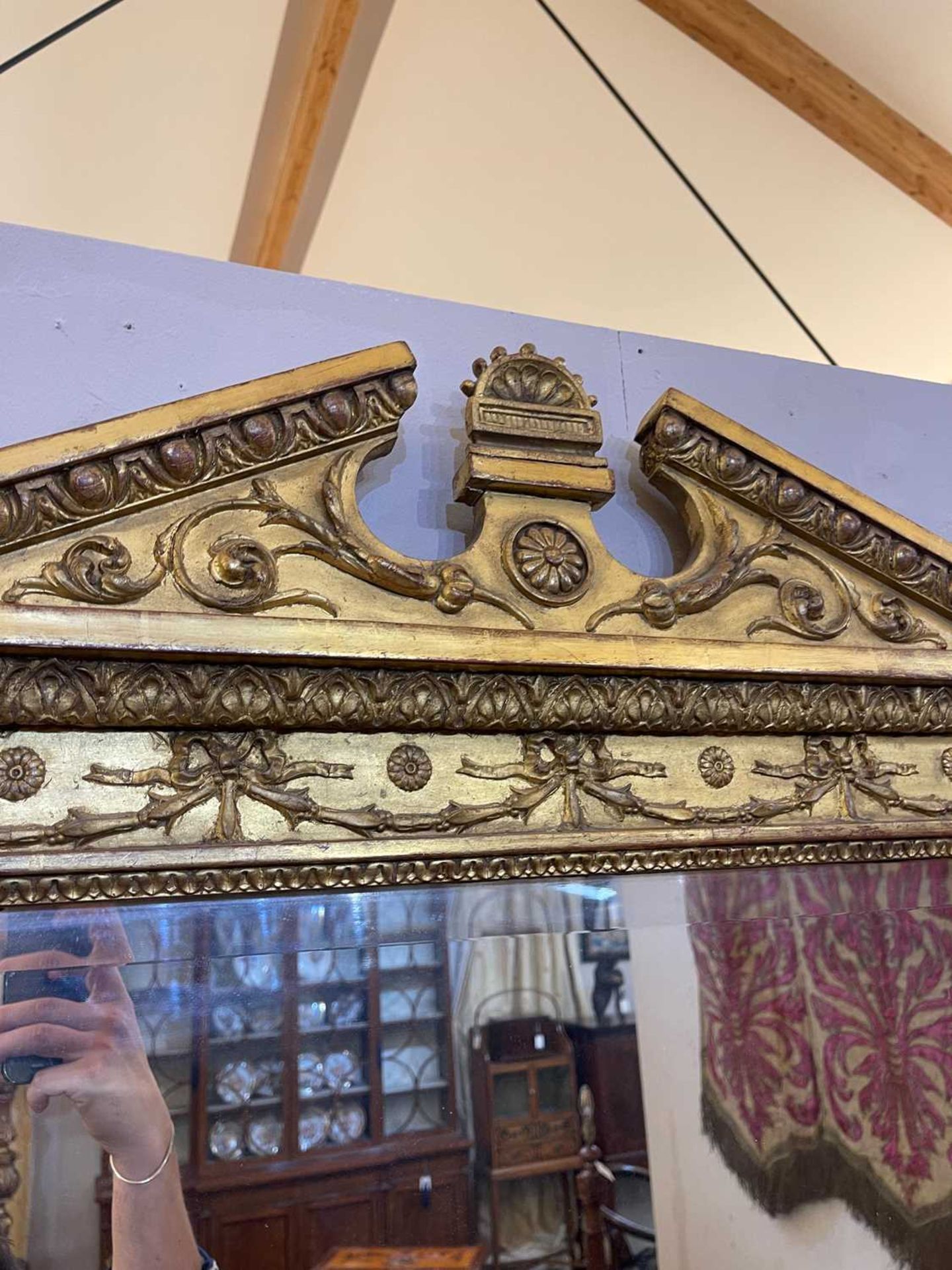 A George III-style carved giltwood and gesso overmantel mirror, - Bild 10 aus 14