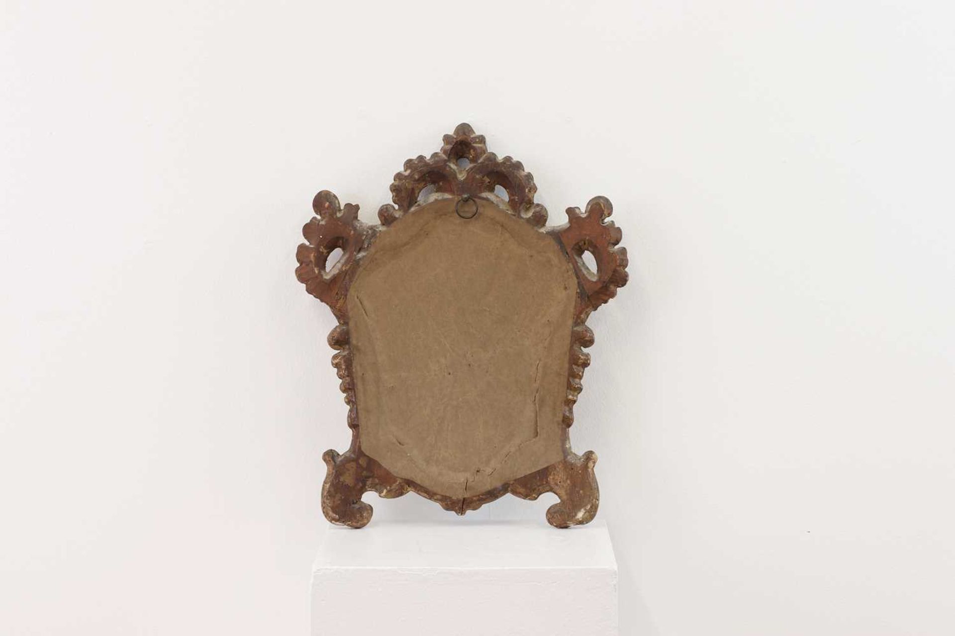 A pair of baroque-style parcel-gilt wall mirrors, - Bild 3 aus 3