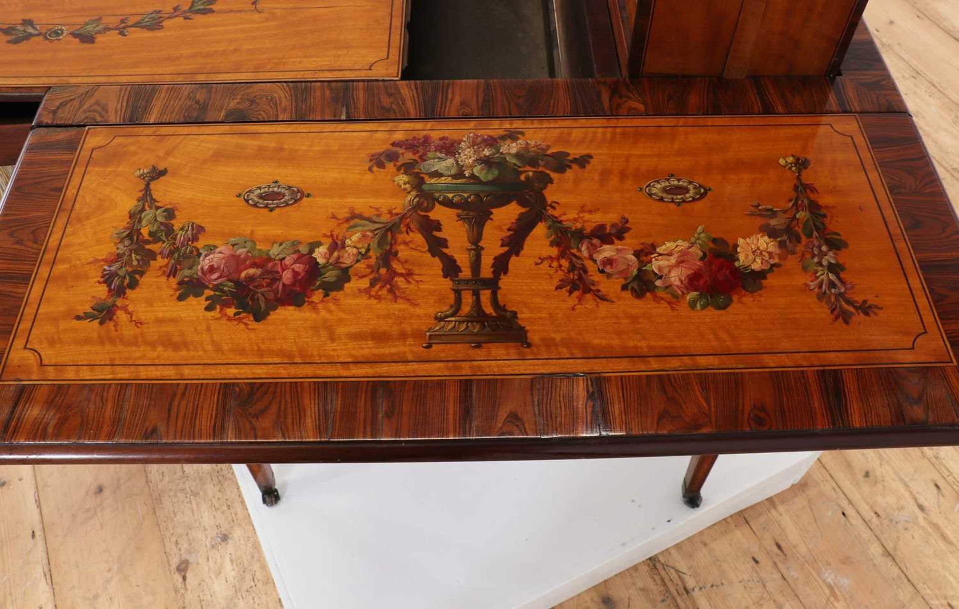 A satinwood and rosewood crossbanded Pembroke table - Bild 5 aus 9