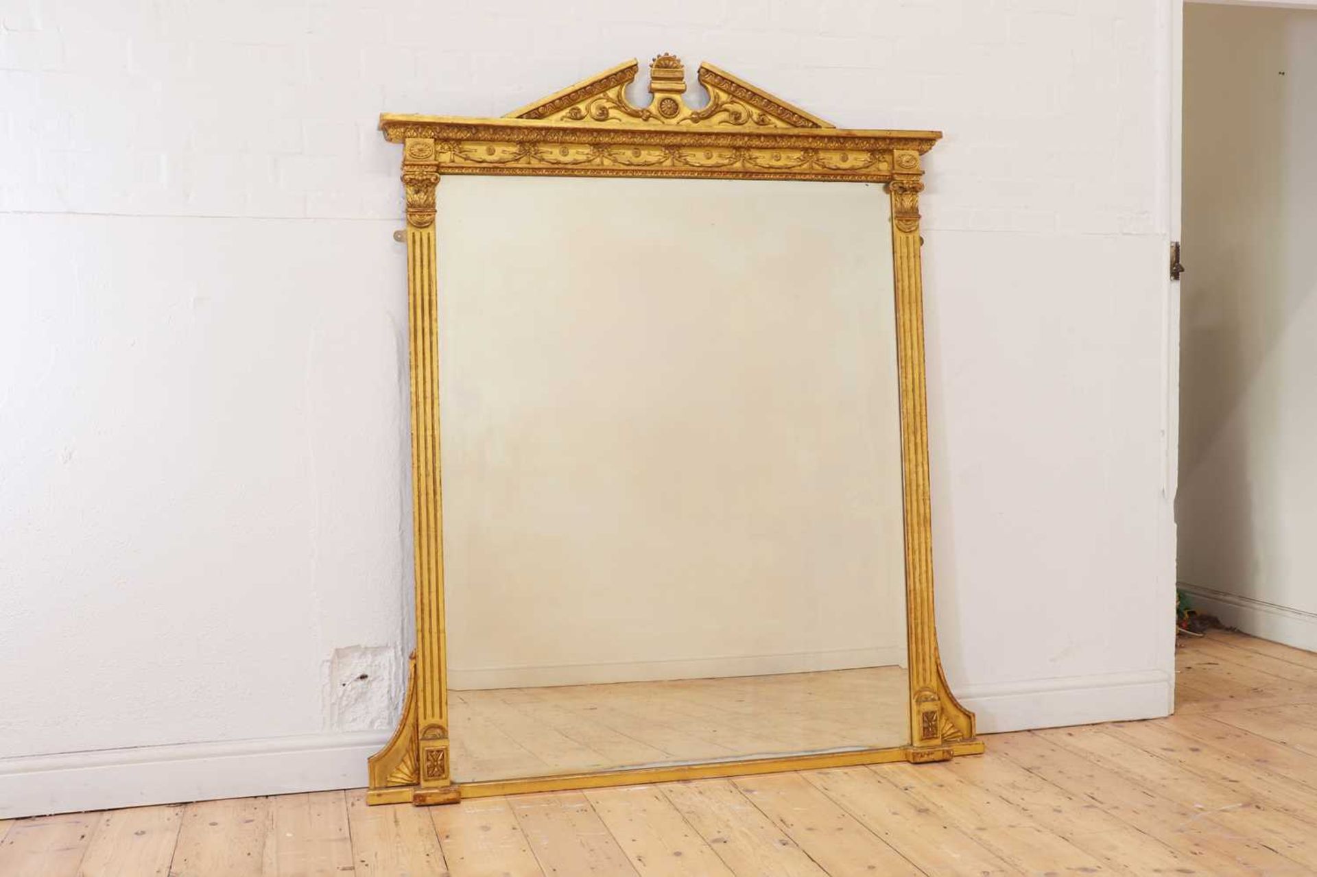 A George III-style carved giltwood and gesso overmantel mirror, - Bild 5 aus 14