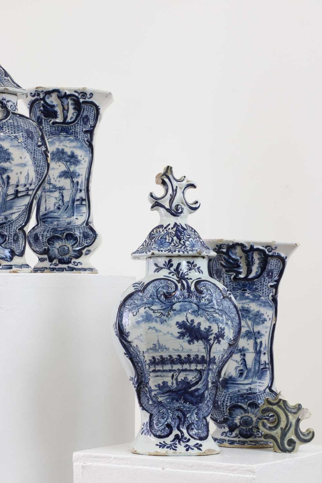 A delft pottery blue and white garniture, - Bild 7 aus 8