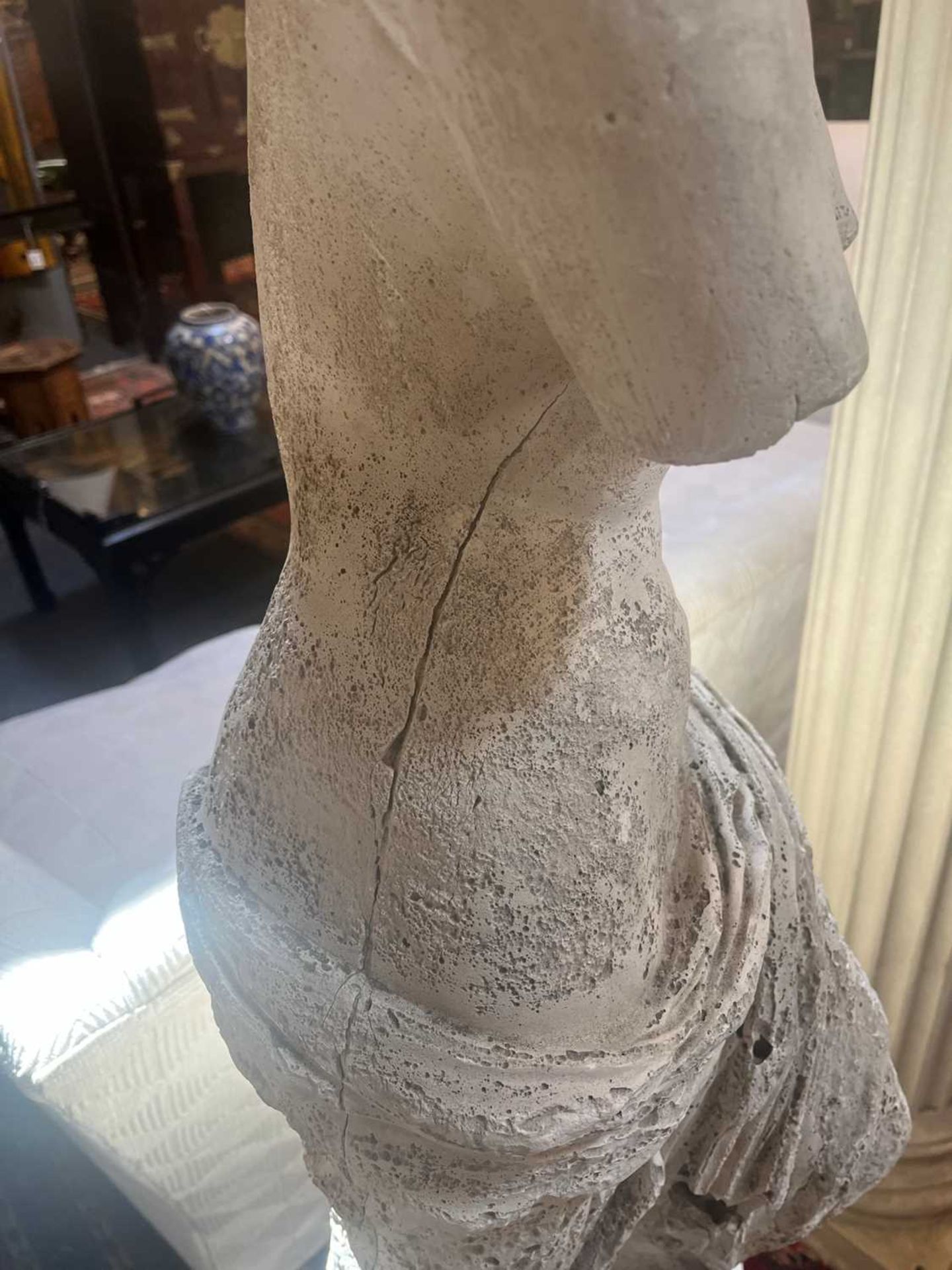 A large plaster figure of the Venus de Milo, - Bild 23 aus 30