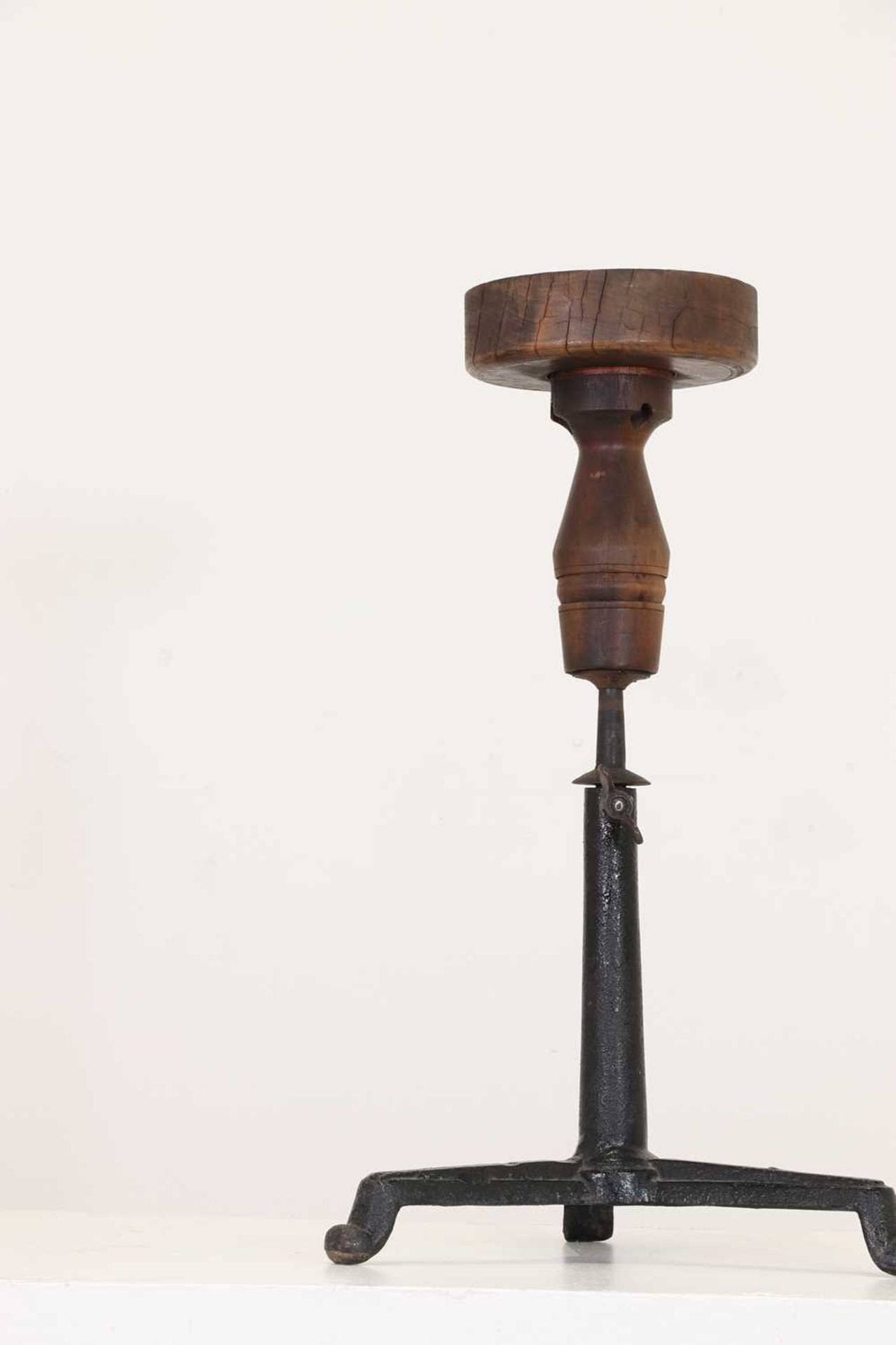 An adjustable oak sculpture stand, - Image 4 of 5