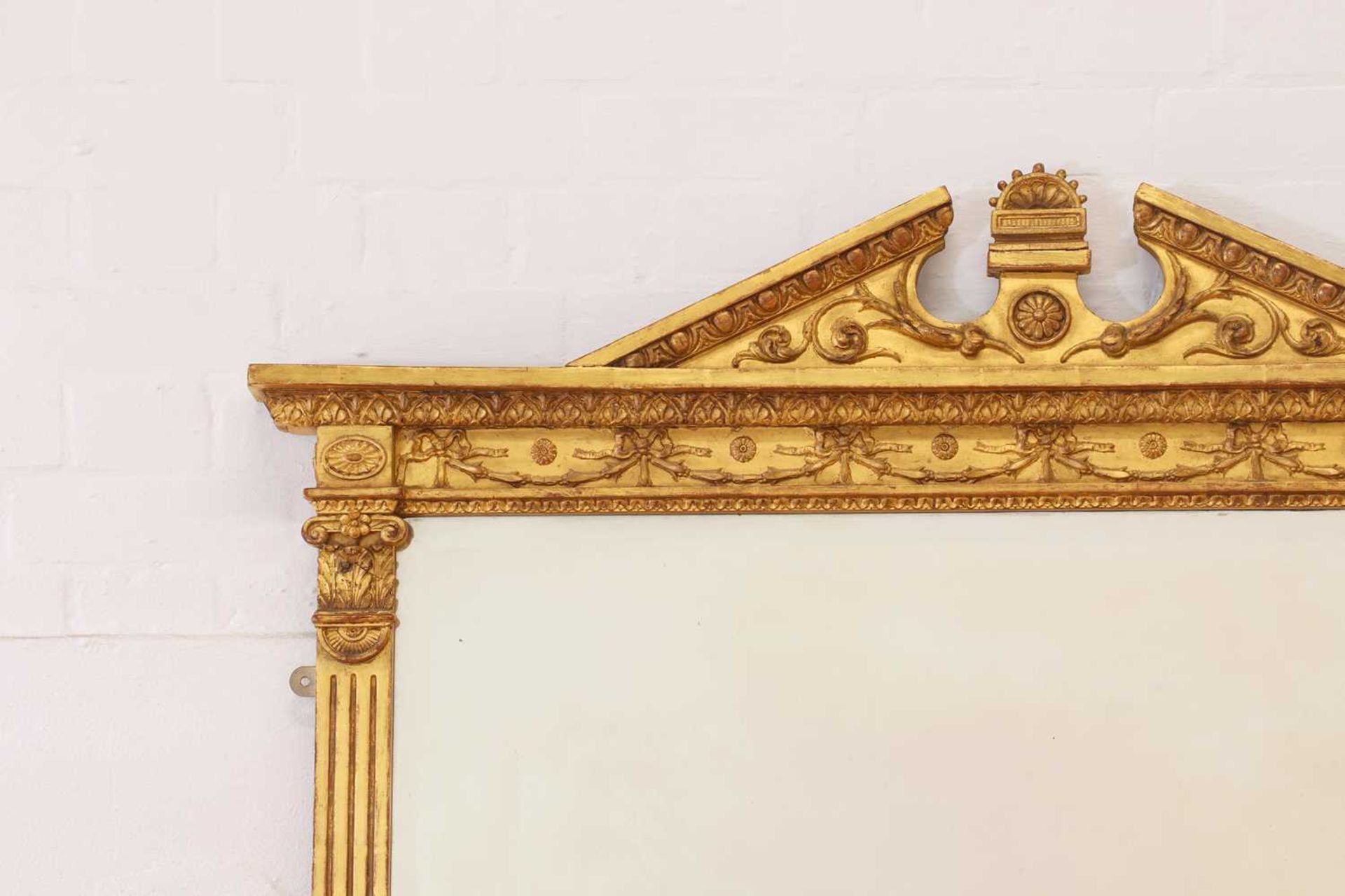 A George III-style carved giltwood and gesso overmantel mirror, - Bild 3 aus 14