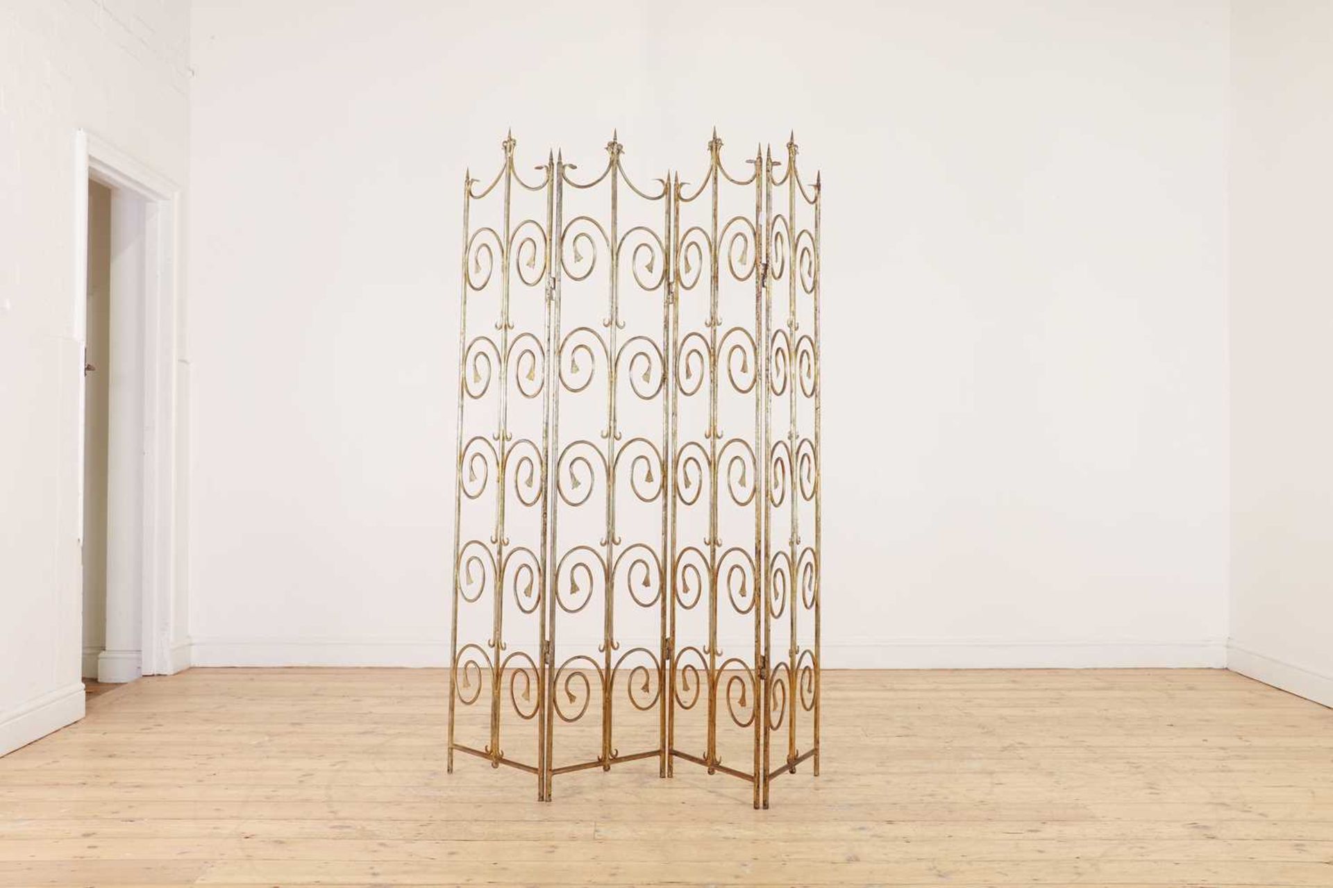 A wrought metal screen, - Image 4 of 6