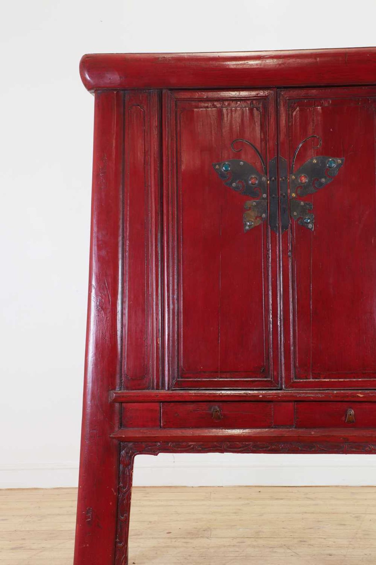 A Chinese red-lacquered marriage cabinet, - Bild 8 aus 8